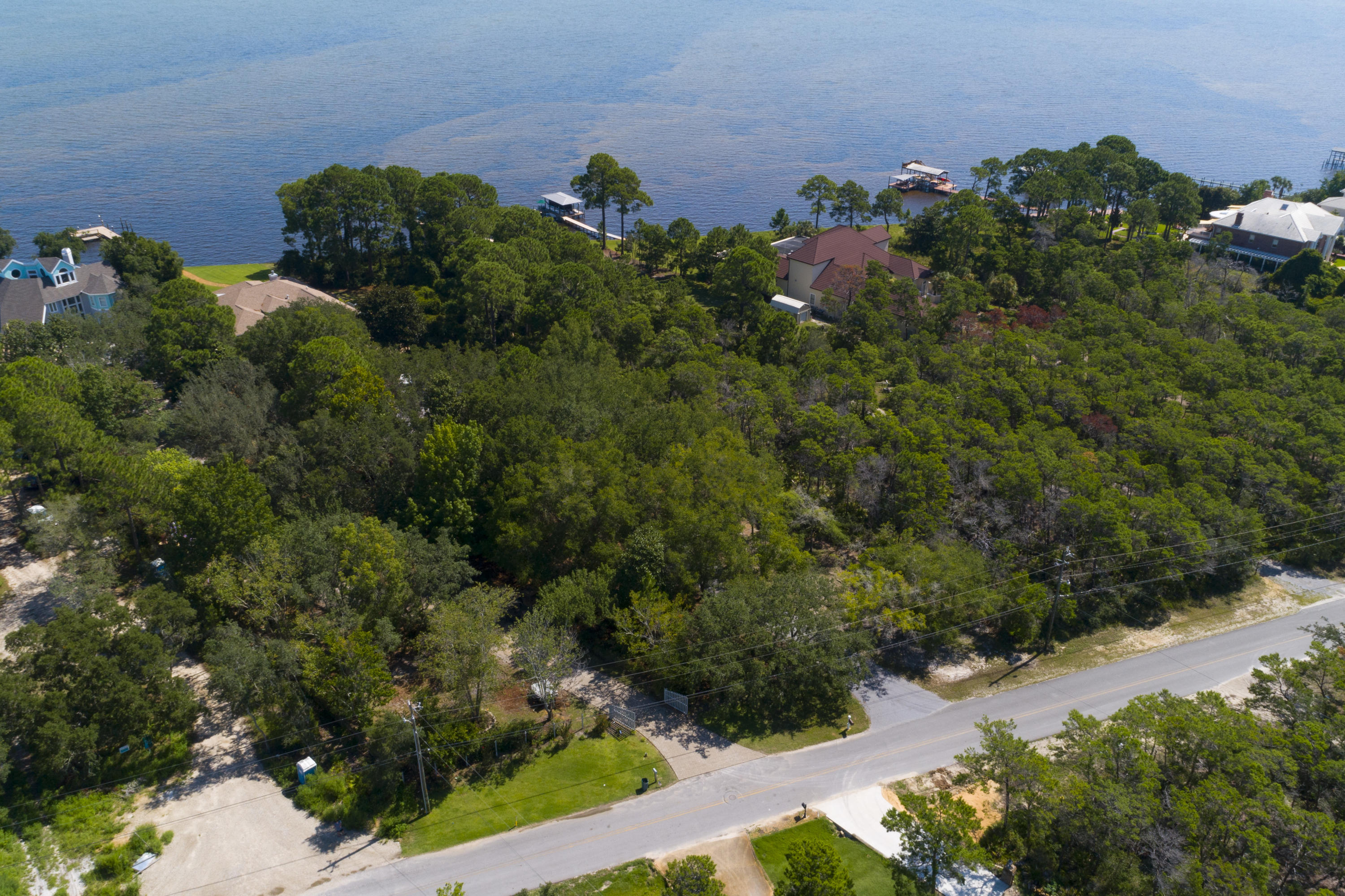 WHISPERING OAKS - Land