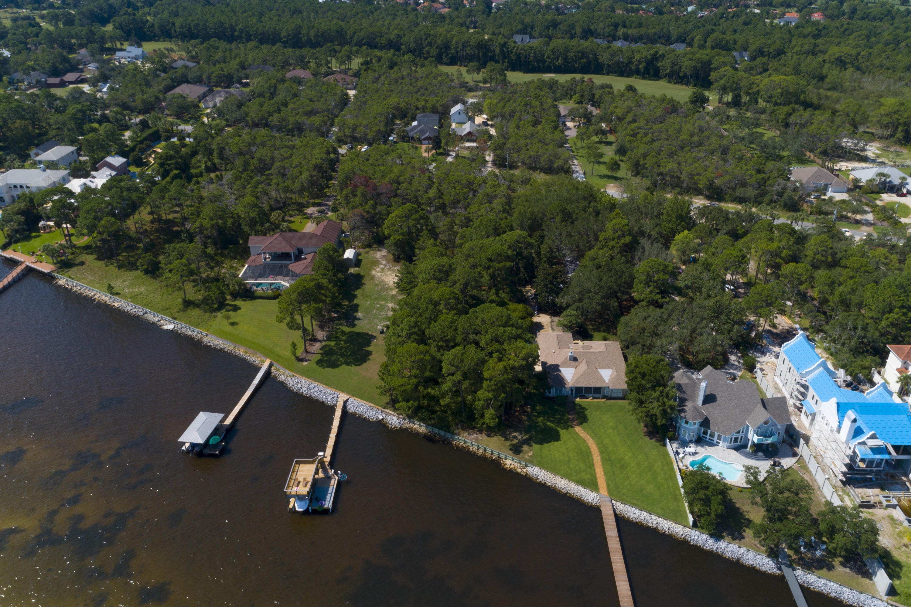 WHISPERING OAKS - Land