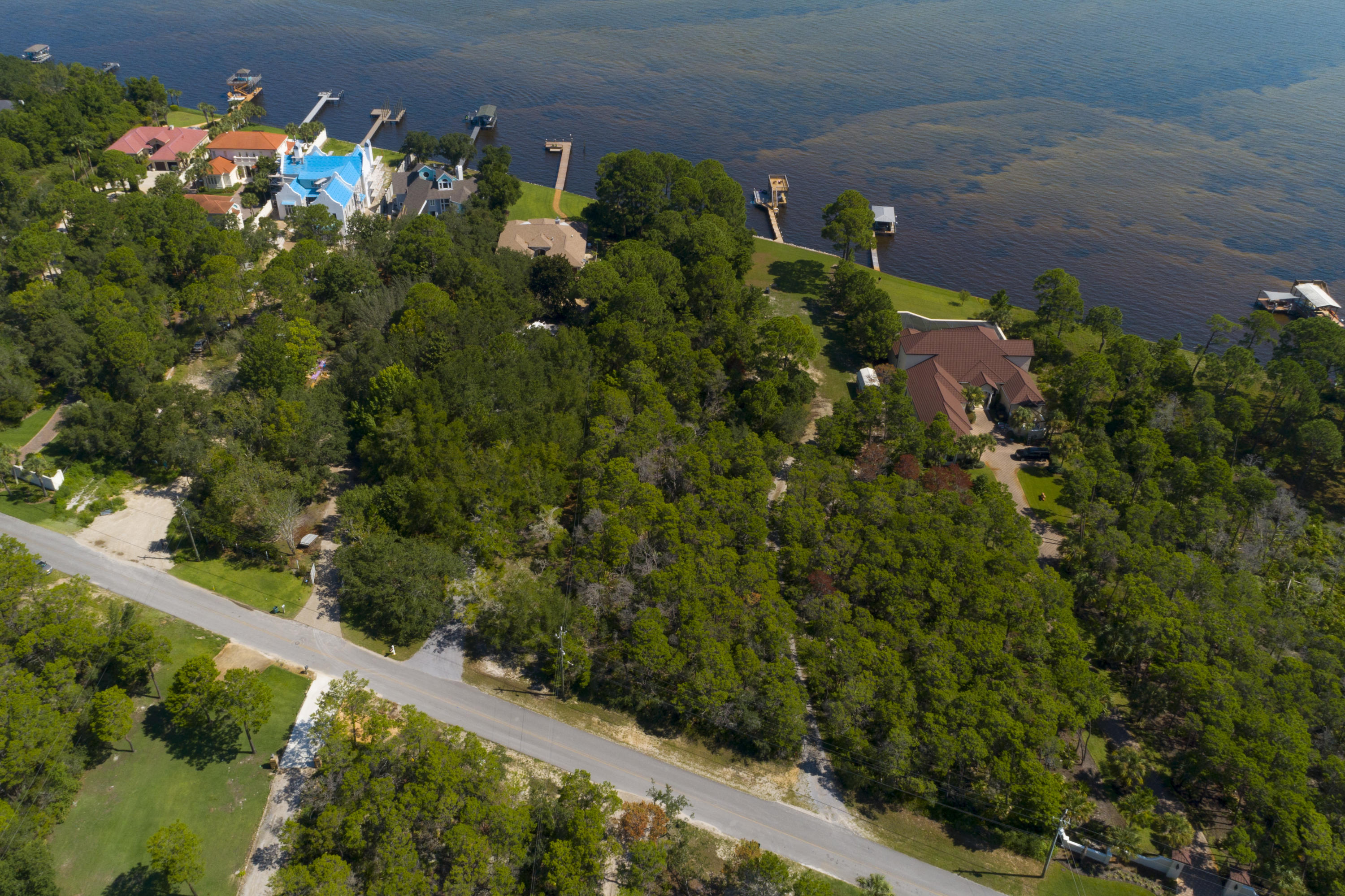 WHISPERING OAKS - Land