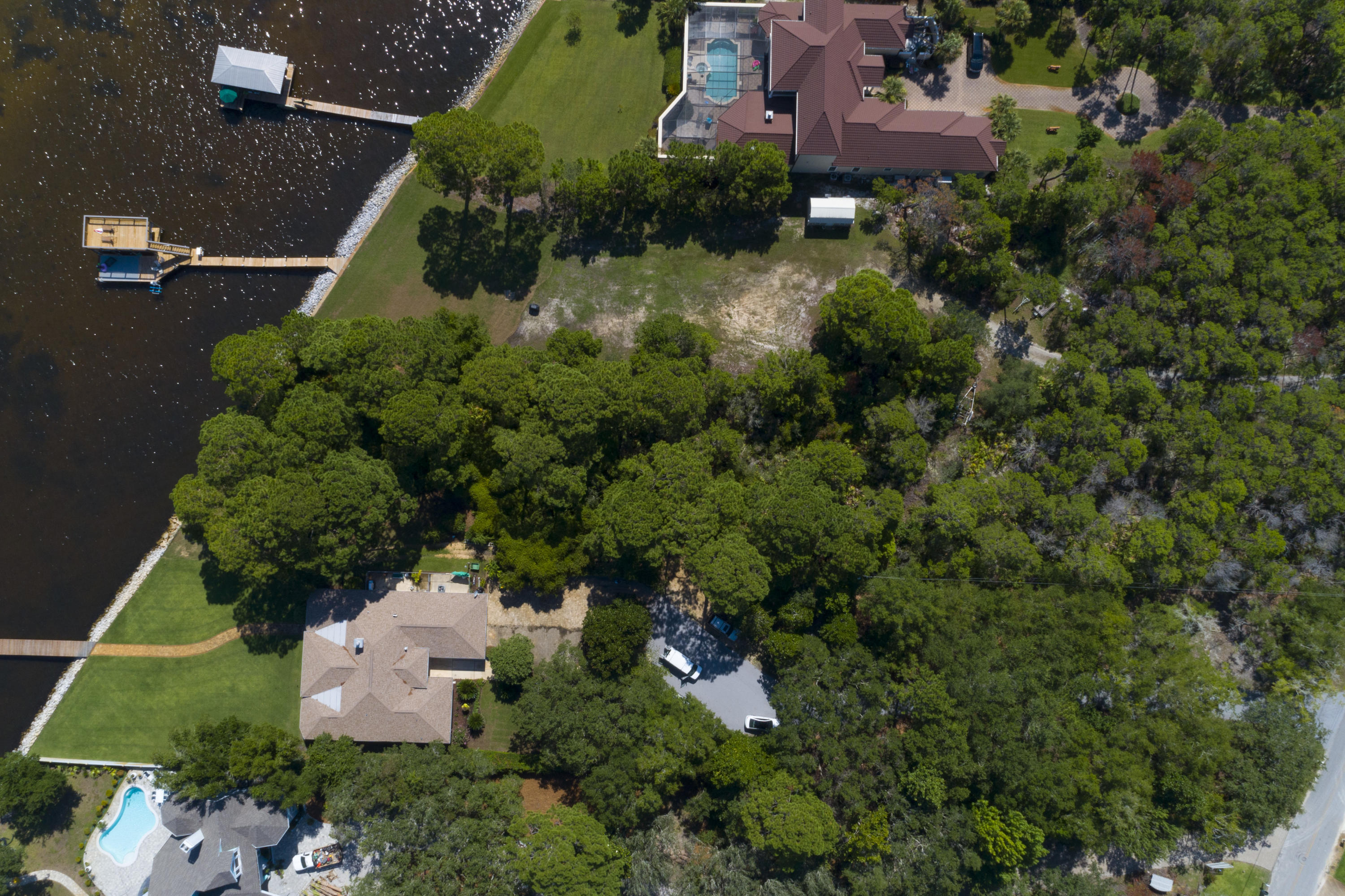 WHISPERING OAKS - Land