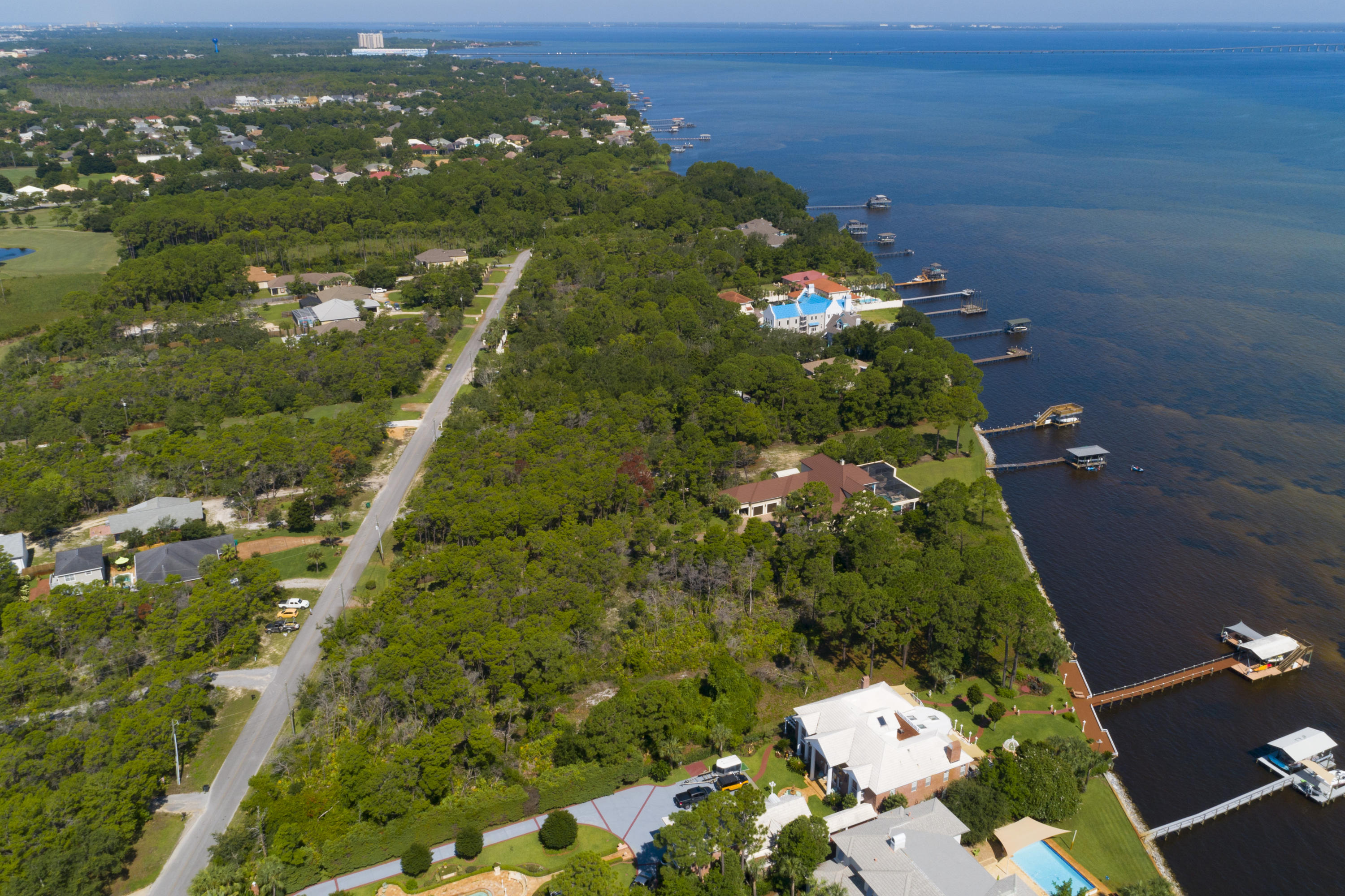 WHISPERING OAKS - Land