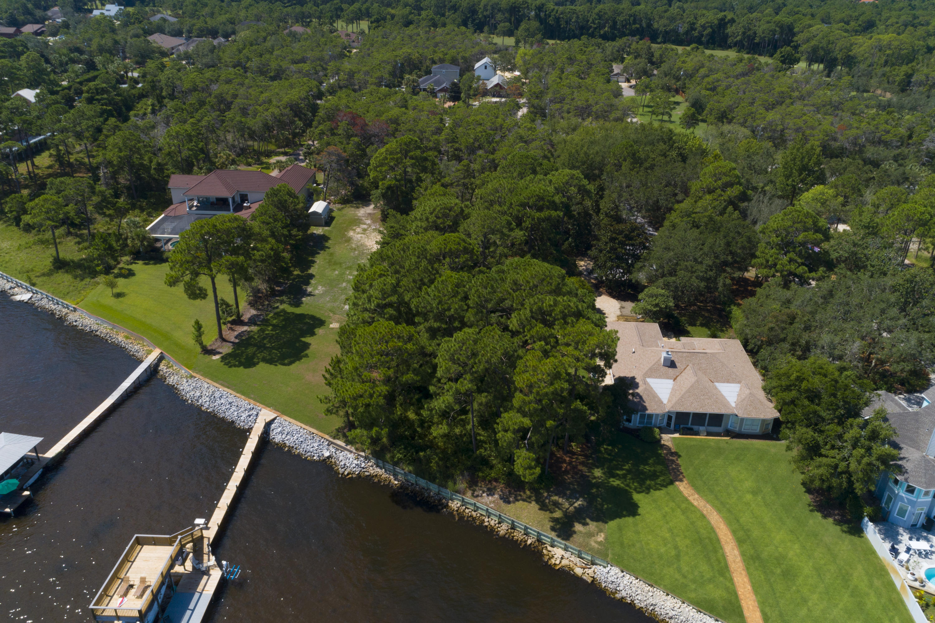 WHISPERING OAKS - Land