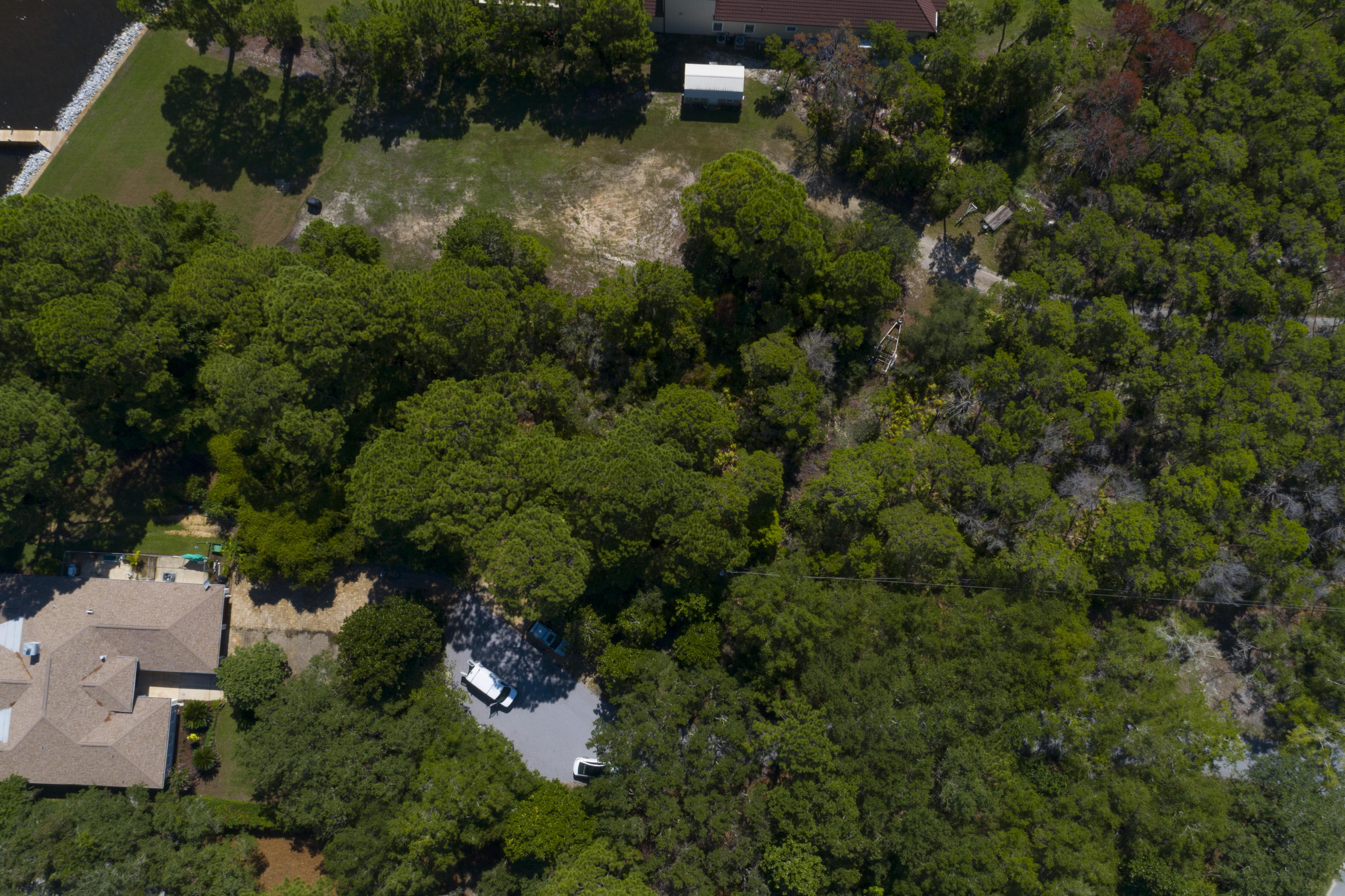 WHISPERING OAKS - Land