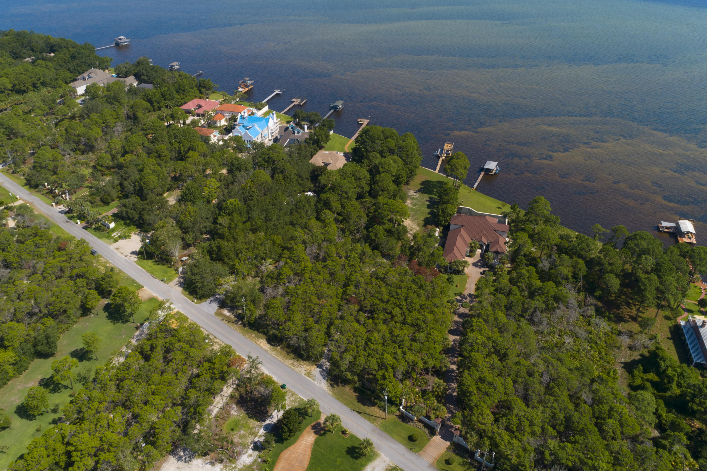 WHISPERING OAKS - Land