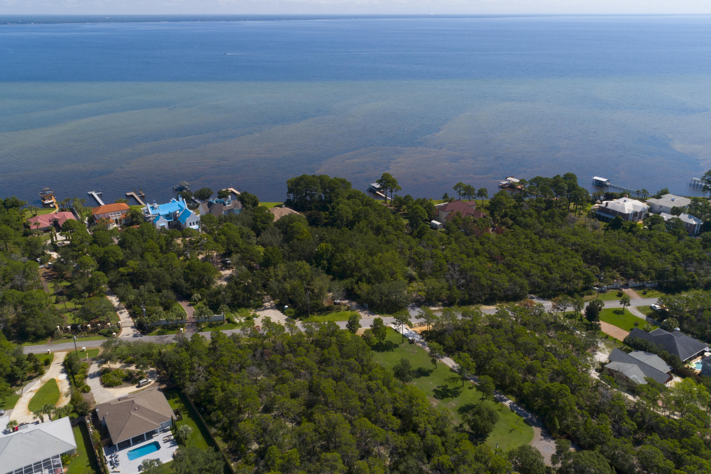 WHISPERING OAKS - Land