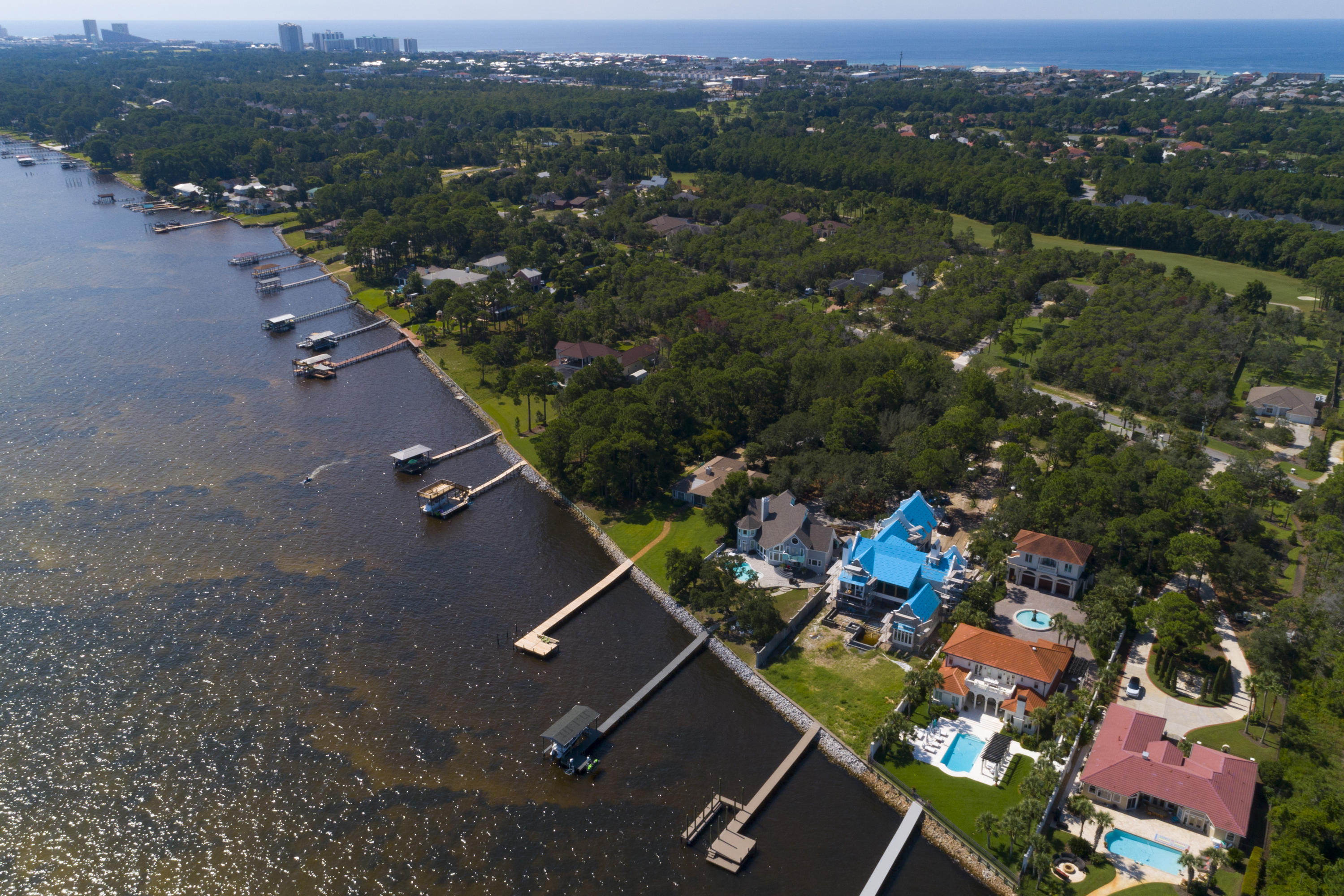 WHISPERING OAKS - Land