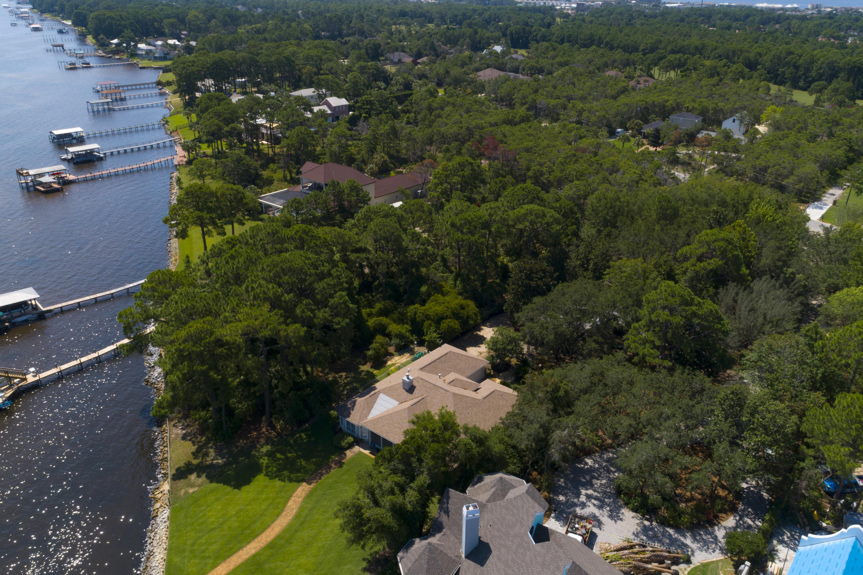 WHISPERING OAKS - Land