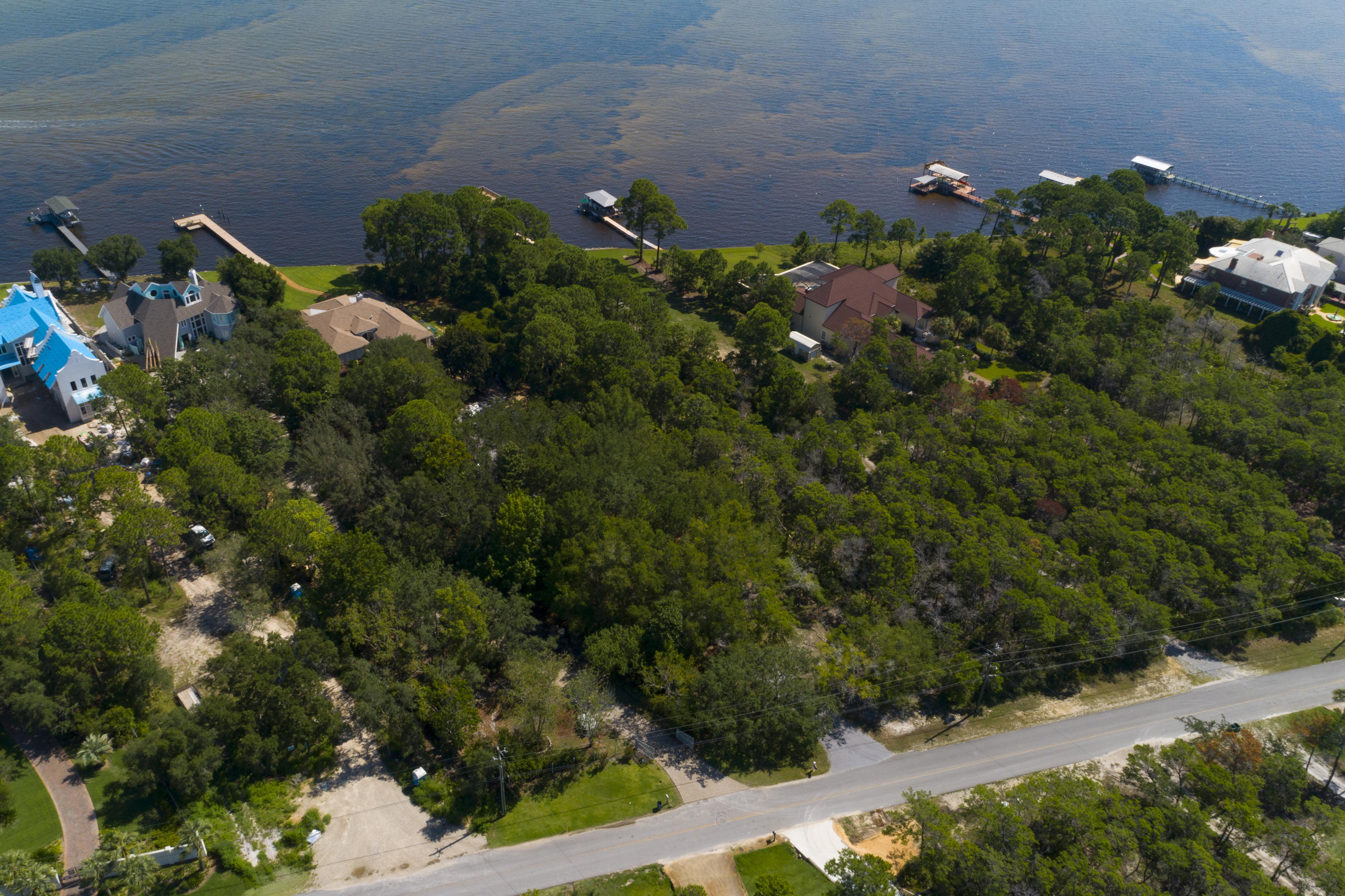 WHISPERING OAKS - Land