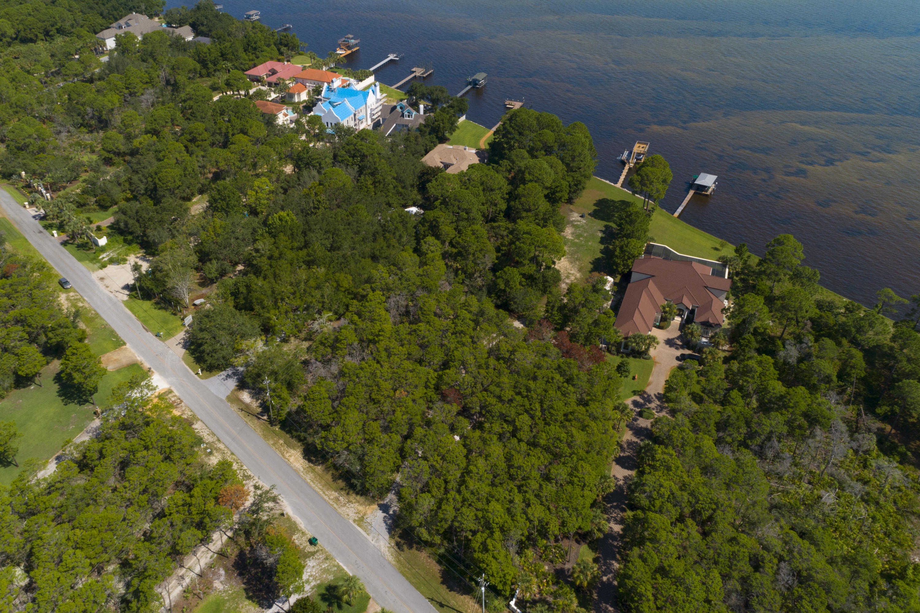 WHISPERING OAKS - Land