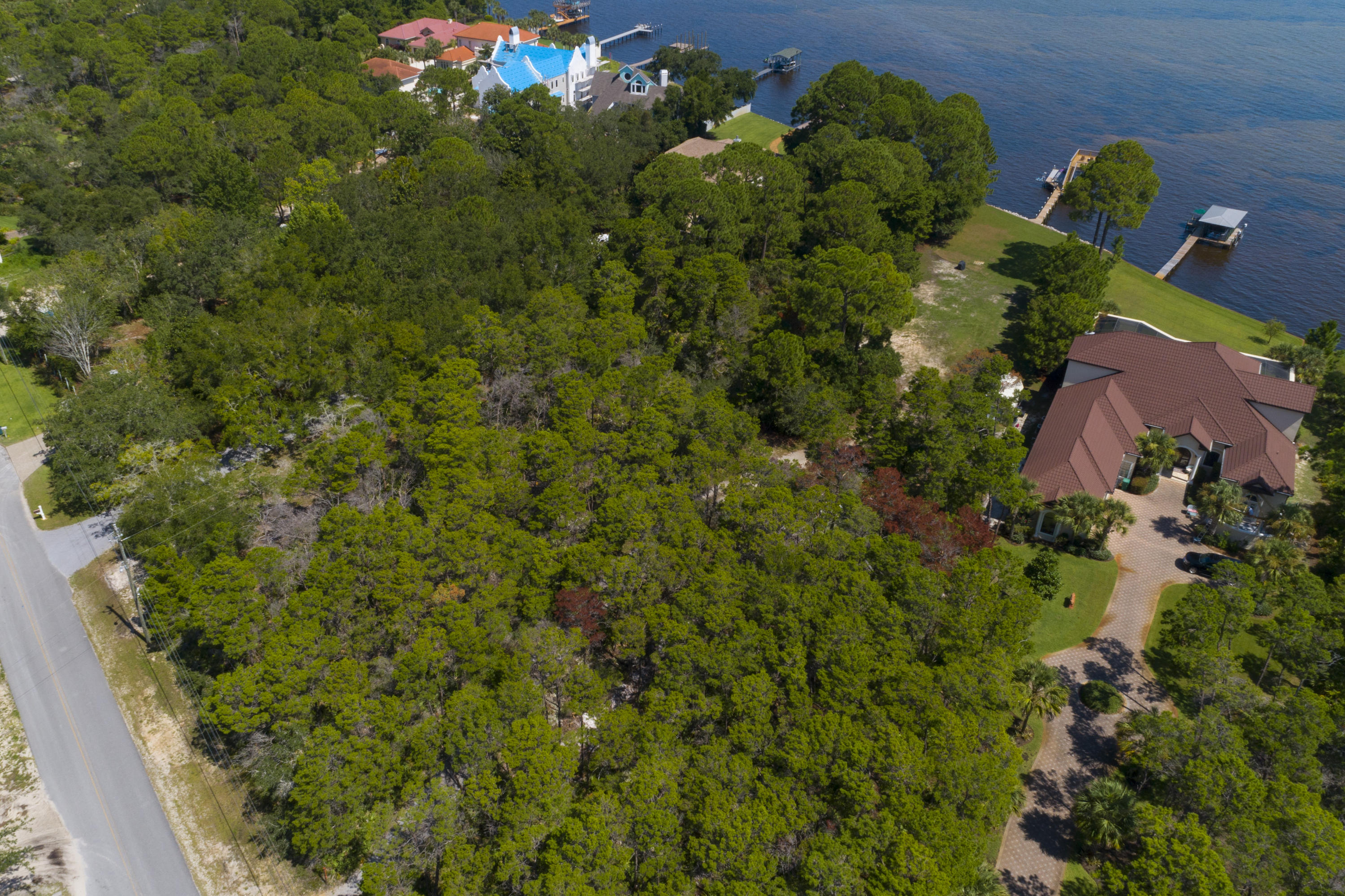 WHISPERING OAKS - Land