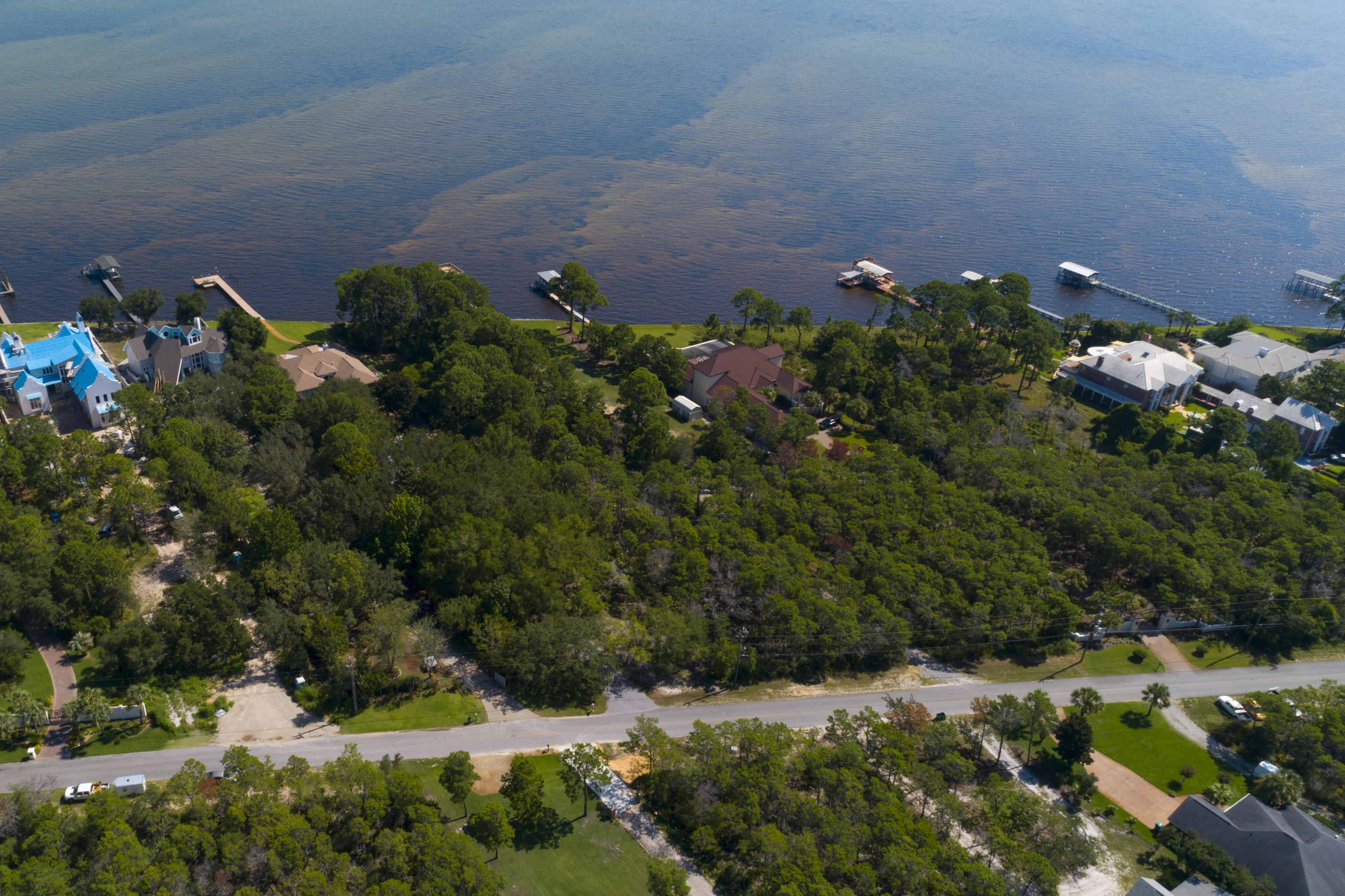 WHISPERING OAKS - Land