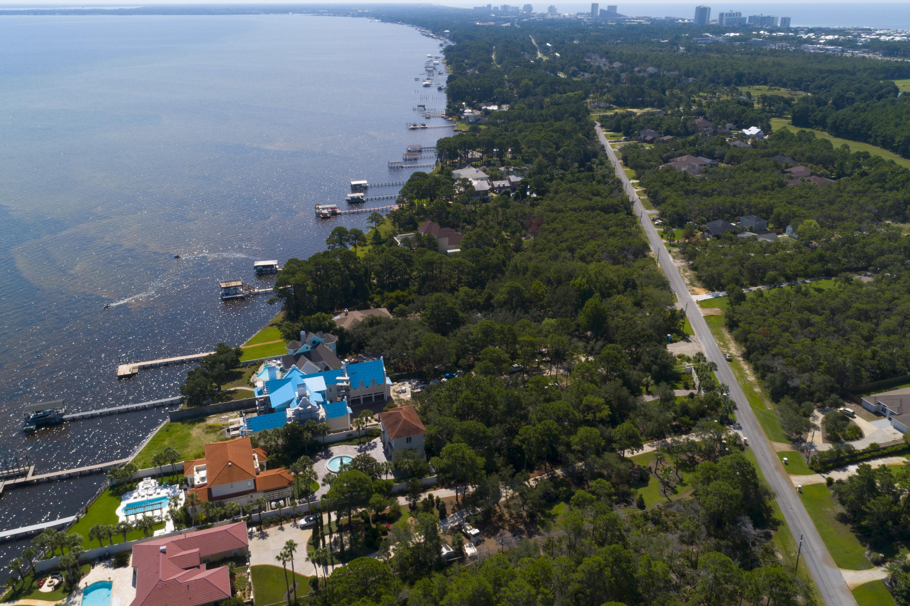 WHISPERING OAKS - Land