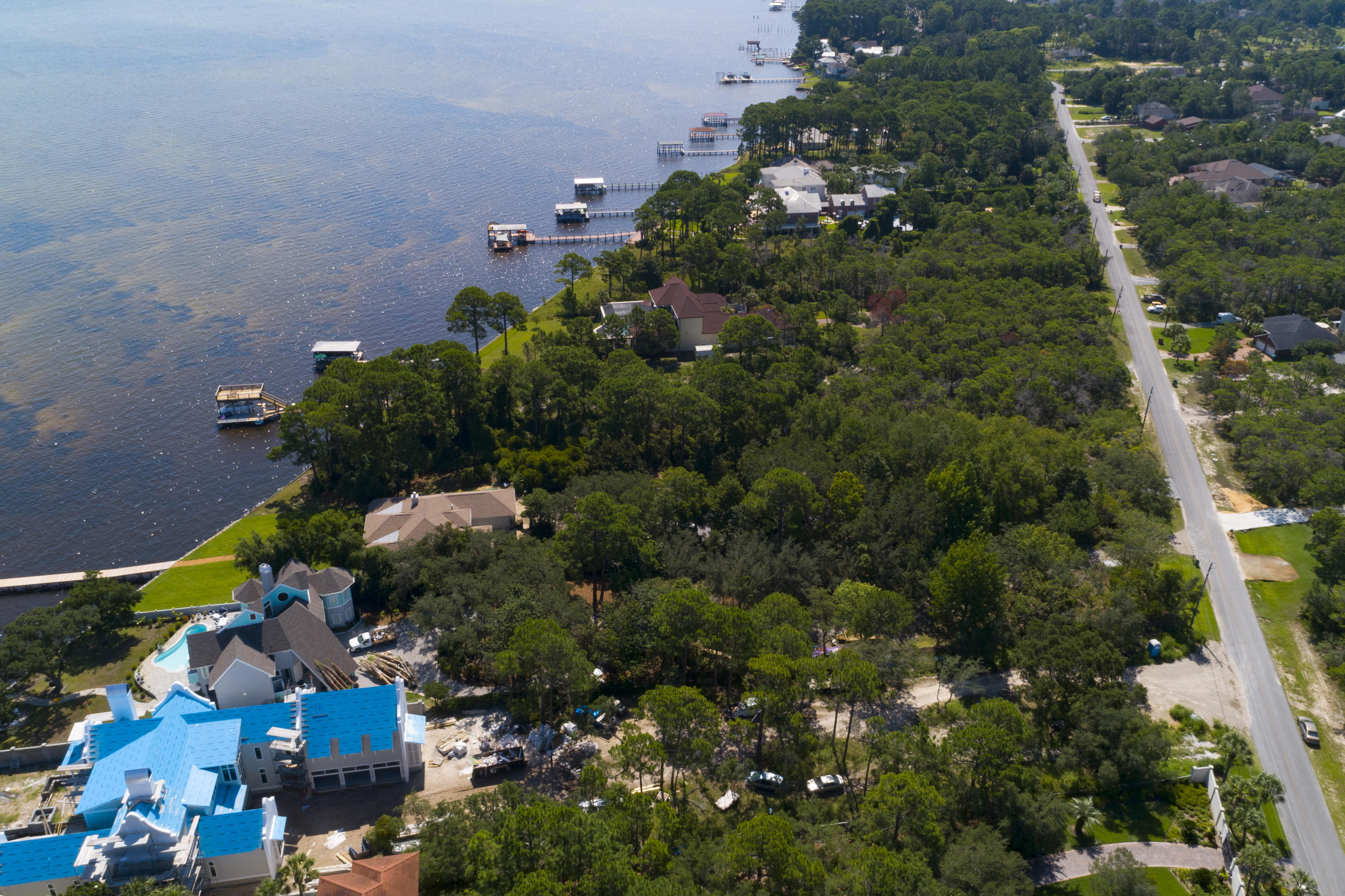 WHISPERING OAKS - Land