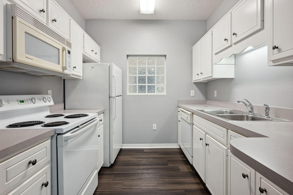 THE OAKS AT NICEVILLE - Residential