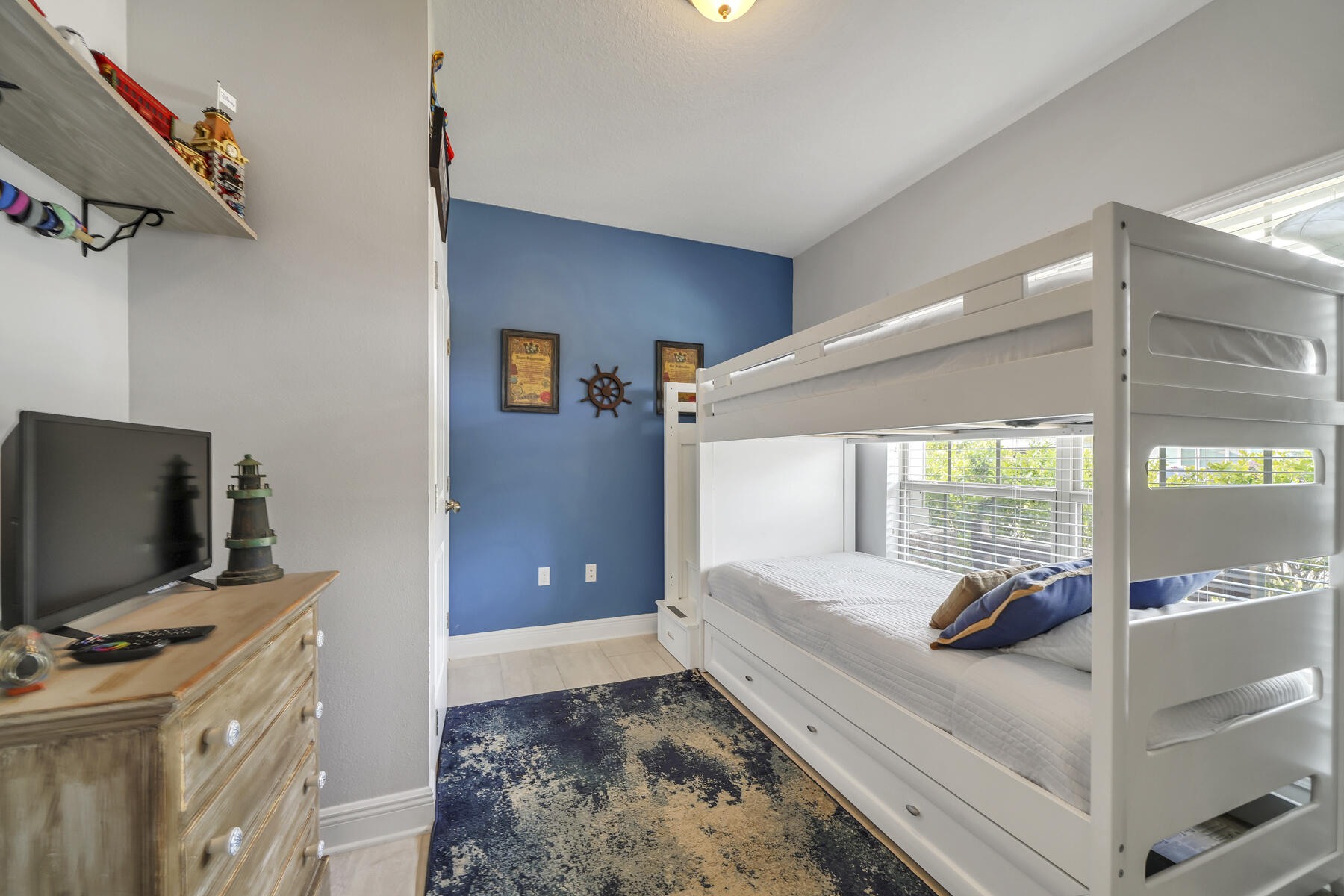 WHISPERING LAKE - Residential