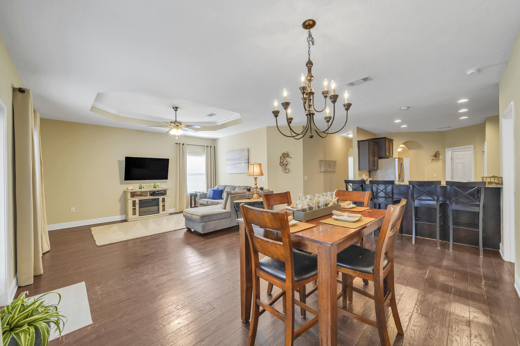 WHISPERING LAKE - Residential