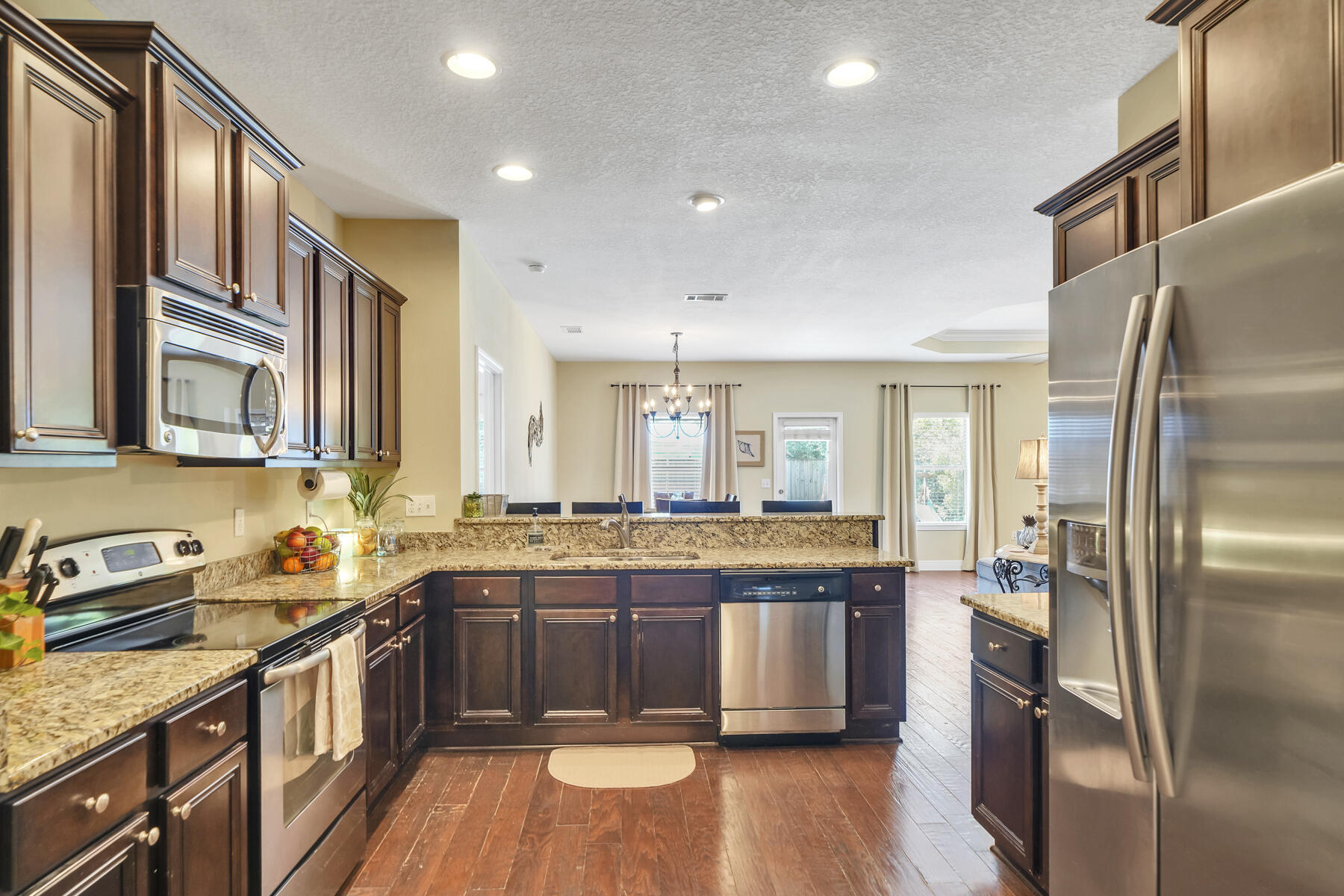 WHISPERING LAKE - Residential