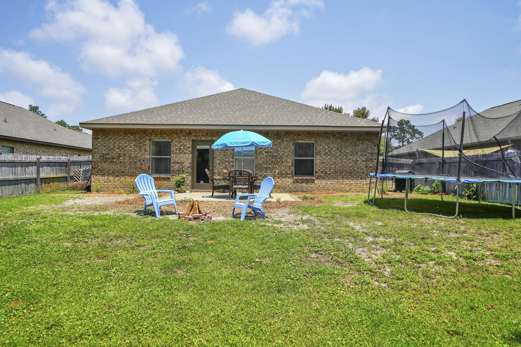 WHISPERING LAKE - Residential