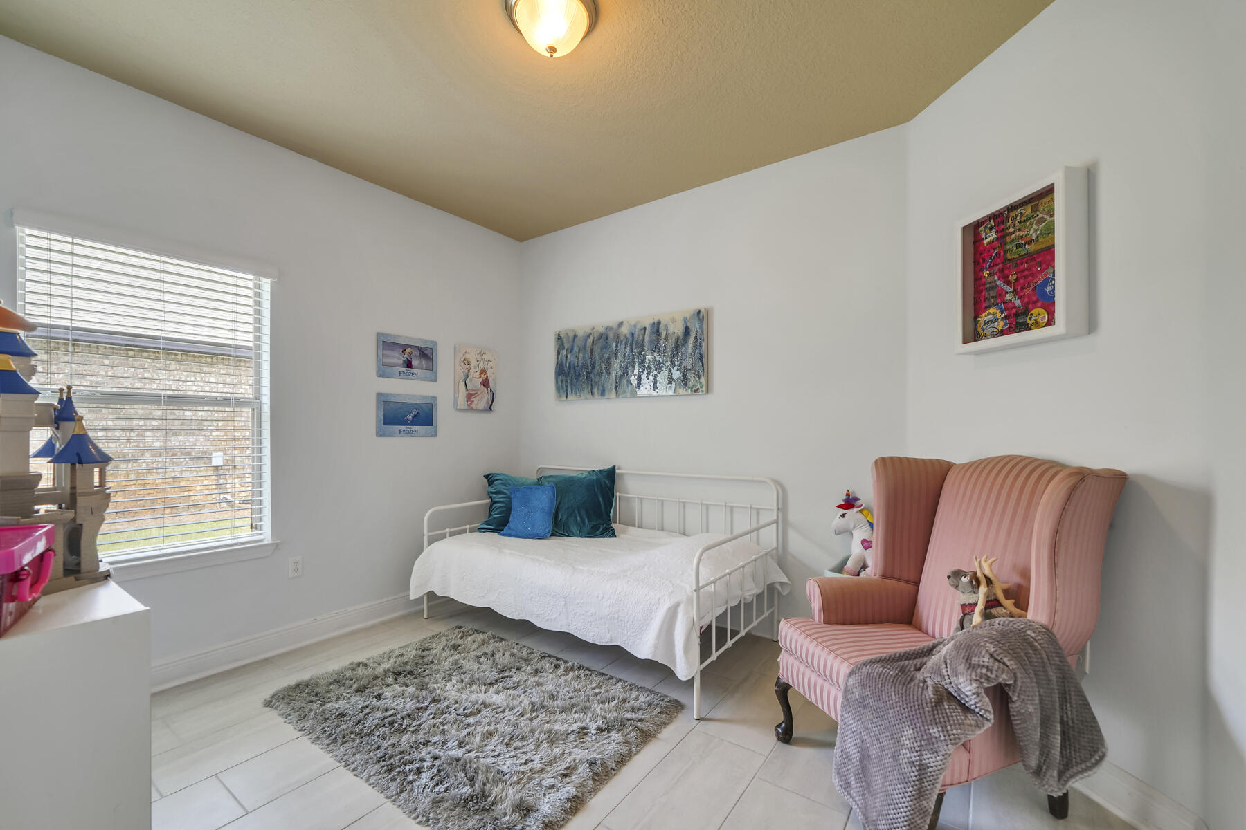 WHISPERING LAKE - Residential