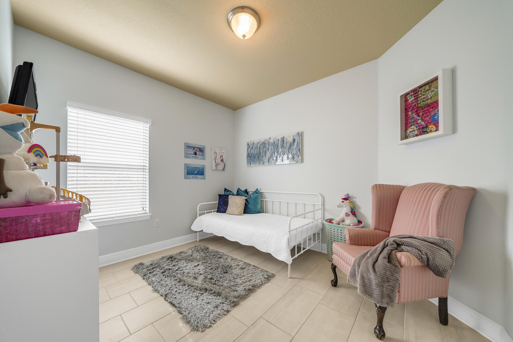 WHISPERING LAKE - Residential