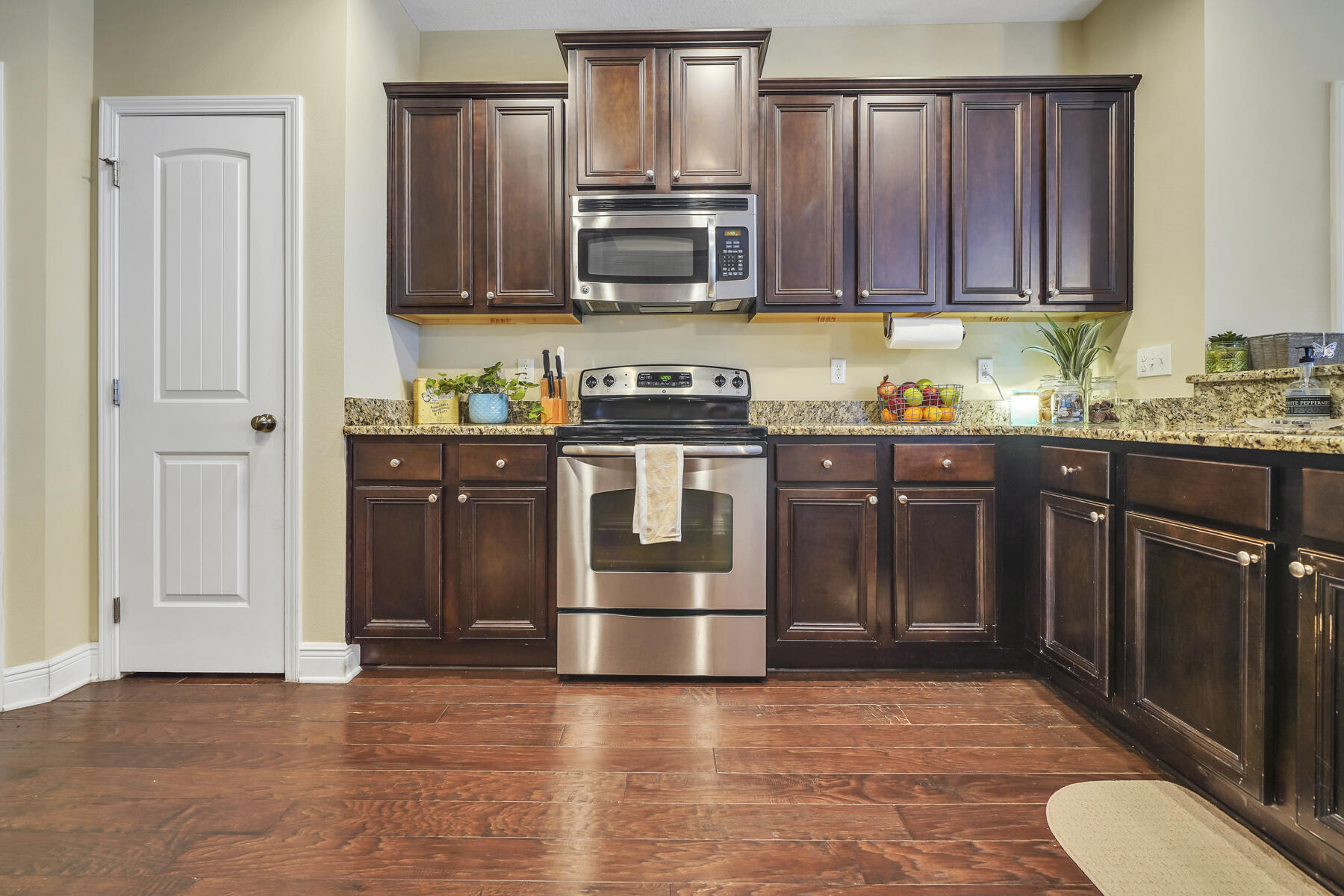 WHISPERING LAKE - Residential