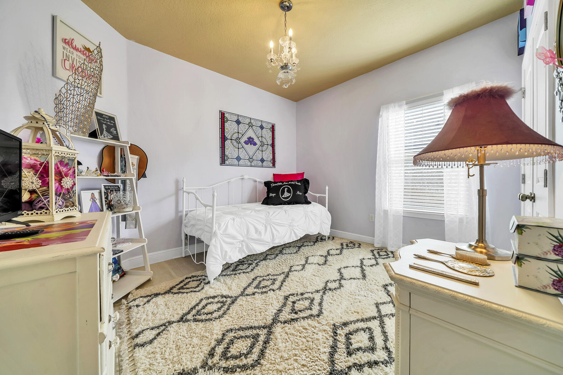 WHISPERING LAKE - Residential