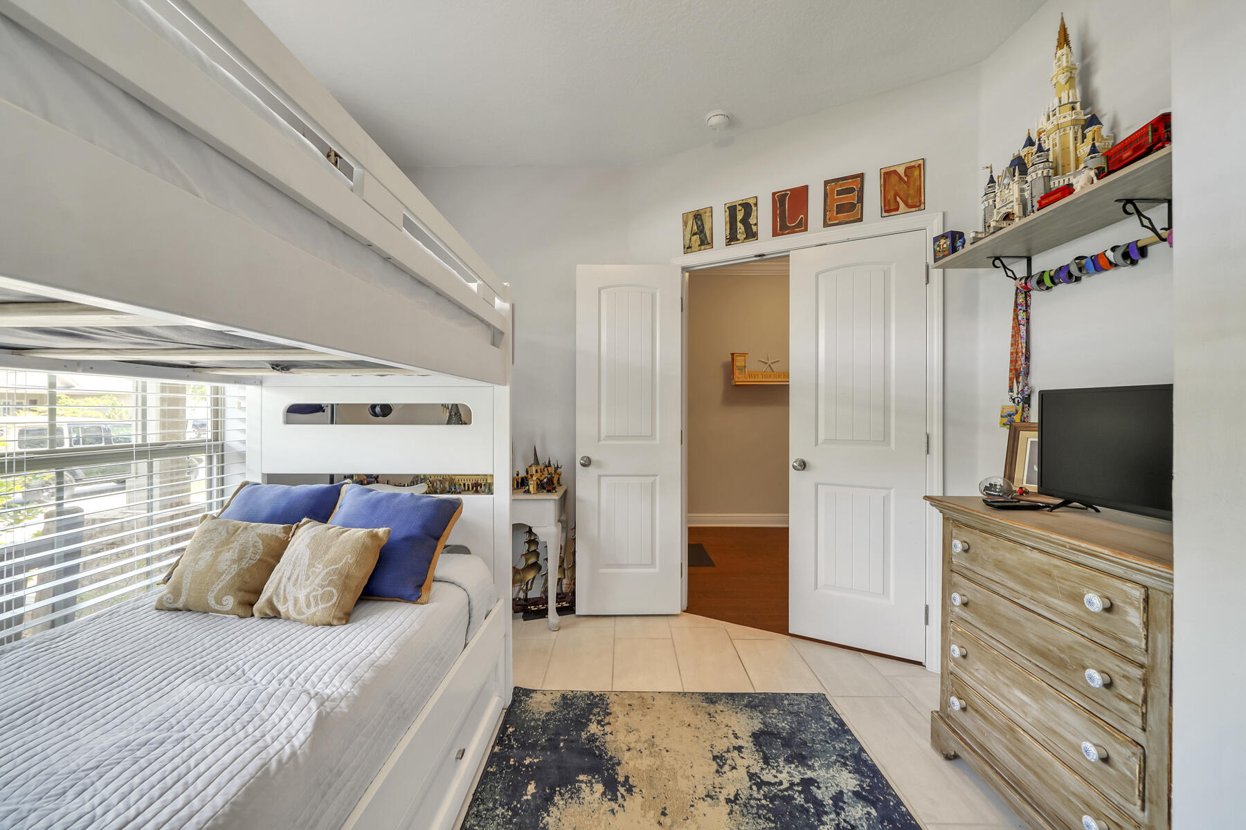 WHISPERING LAKE - Residential