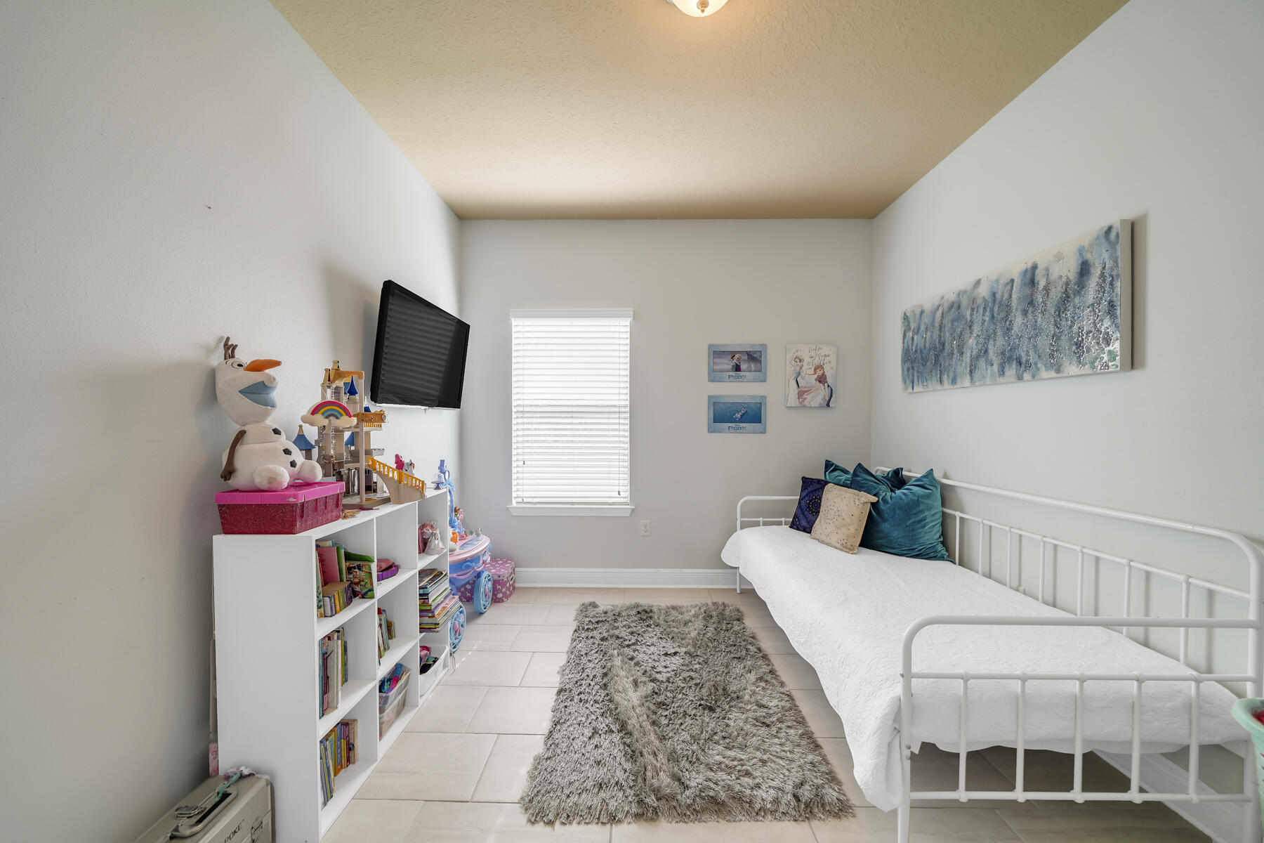 WHISPERING LAKE - Residential