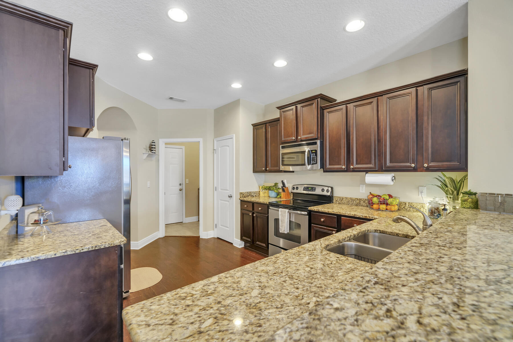 WHISPERING LAKE - Residential