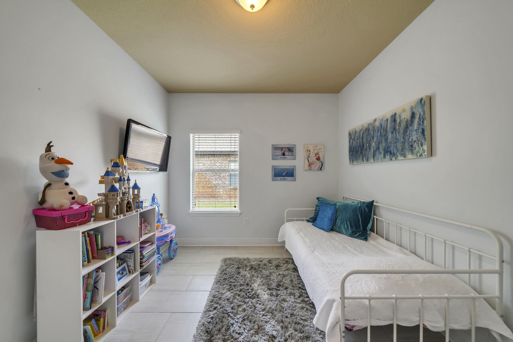 WHISPERING LAKE - Residential