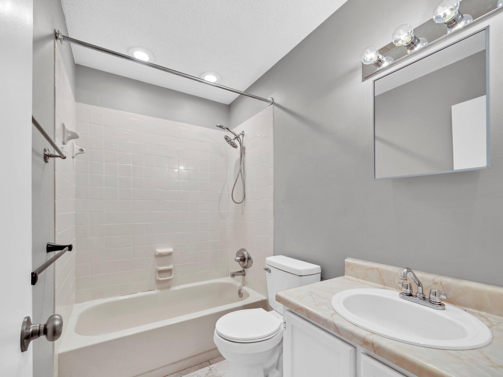 VALPARAISO PINECREST 2 - Residential Lease