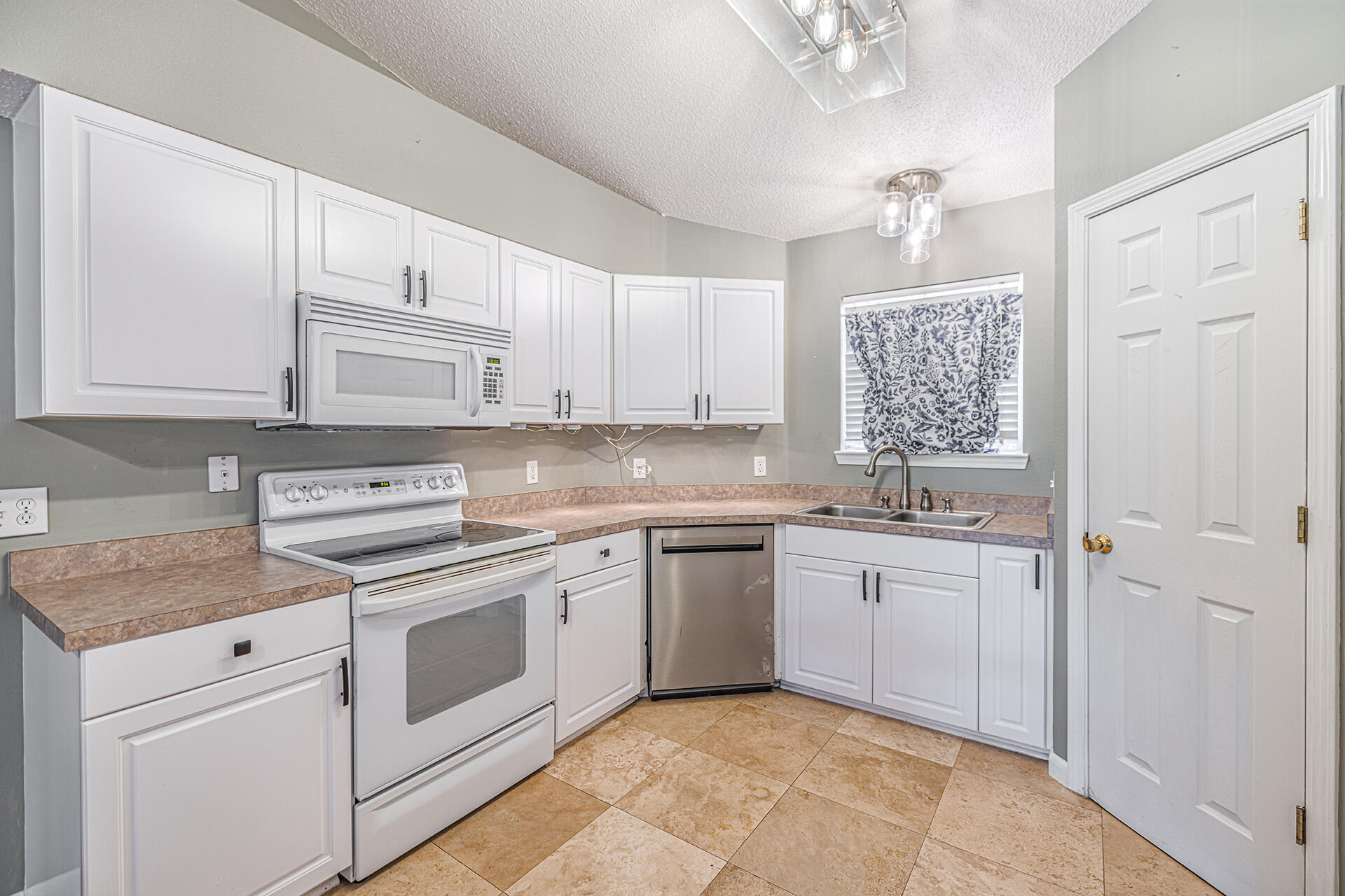 COUNTRYVIEW ESTATES 8TH ADDN - Residential