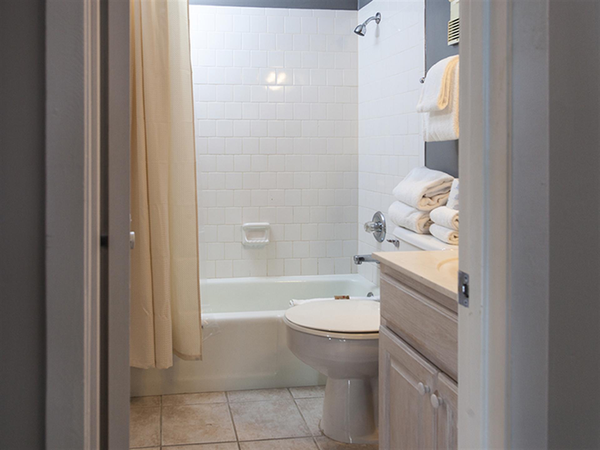 holiday surf and racquet club - Residential