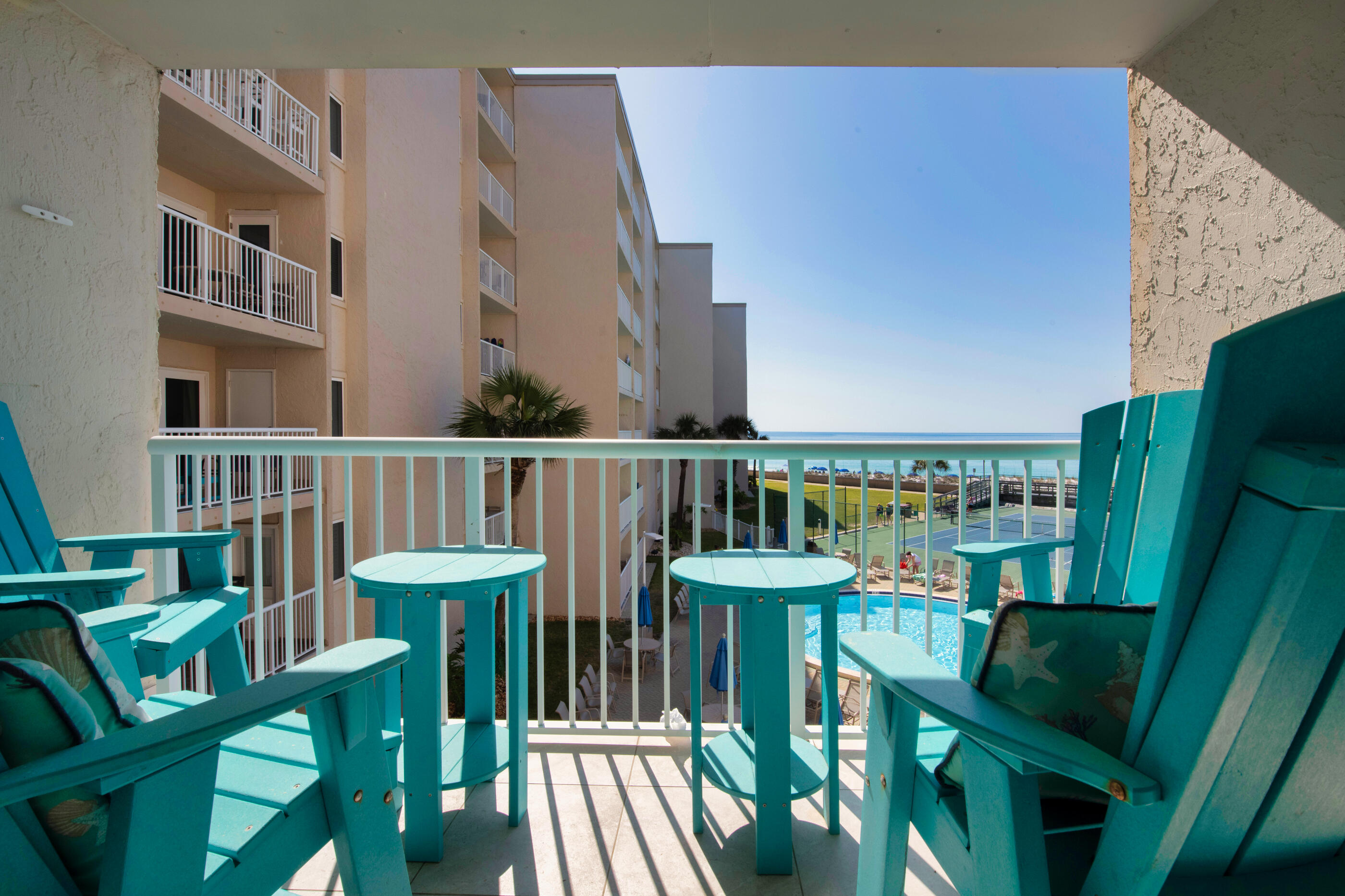 HOLIDAY SURF & RACQUET CLUB - Residential