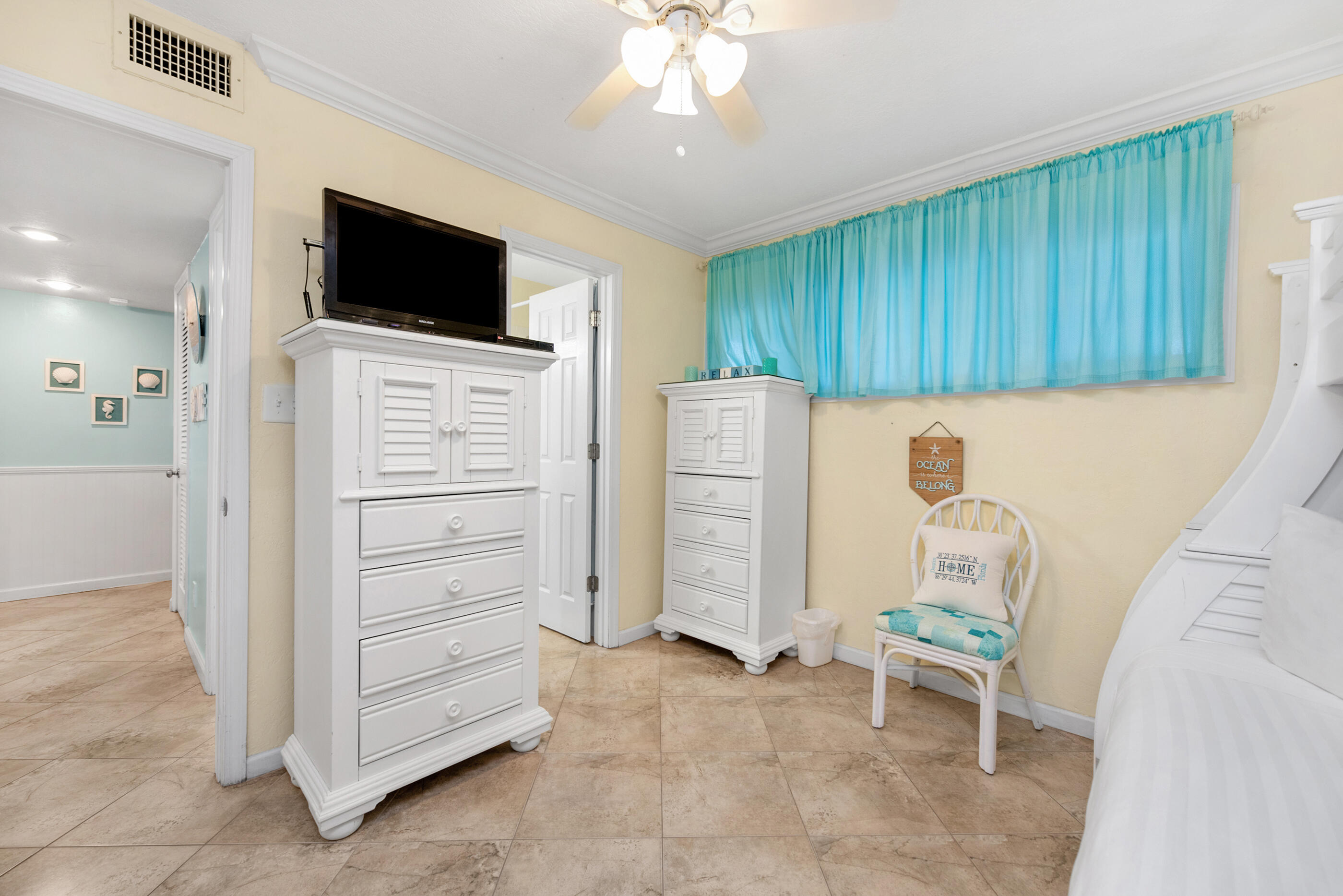 HOLIDAY SURF & RACQUET CLUB - Residential