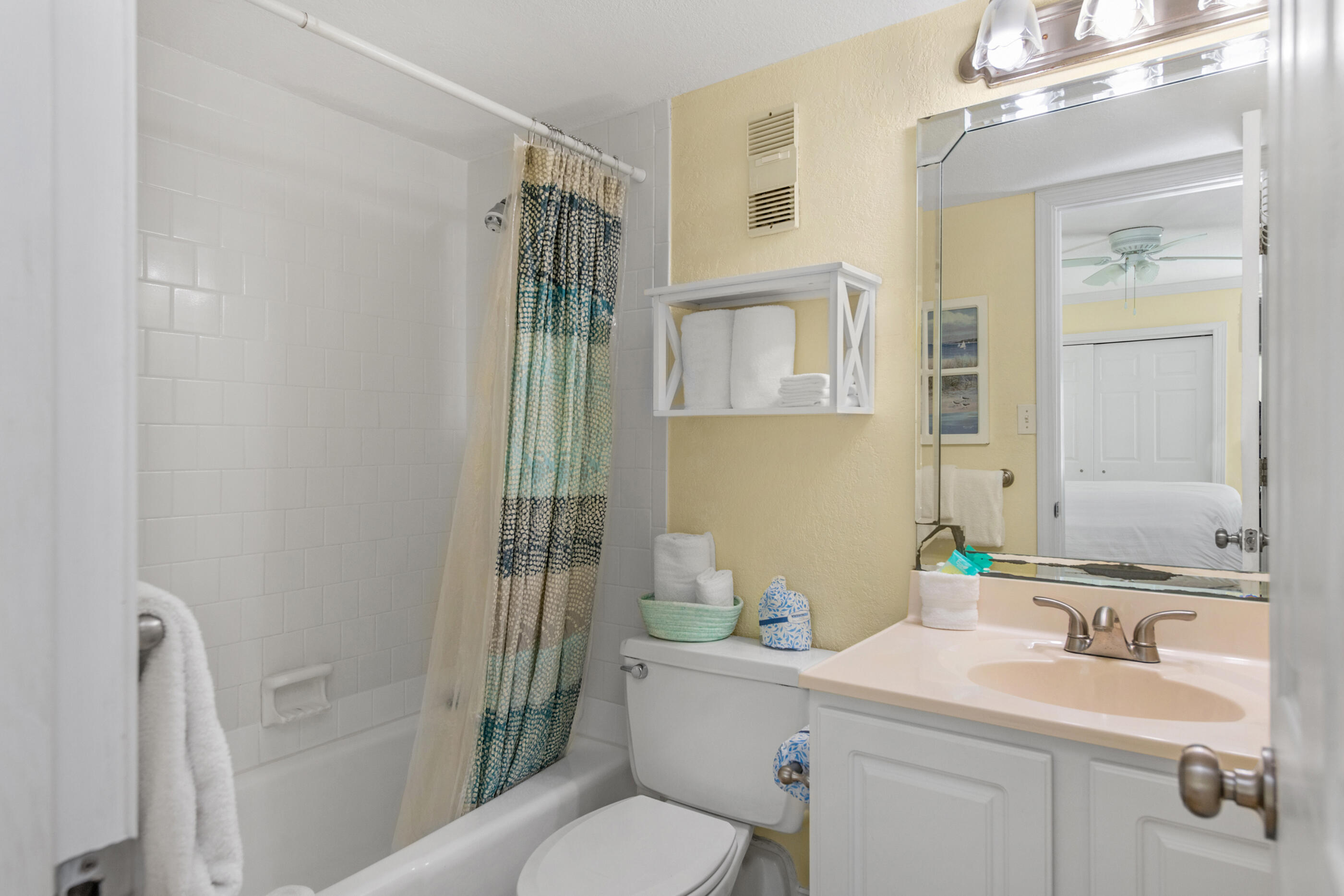 HOLIDAY SURF & RACQUET CLUB - Residential