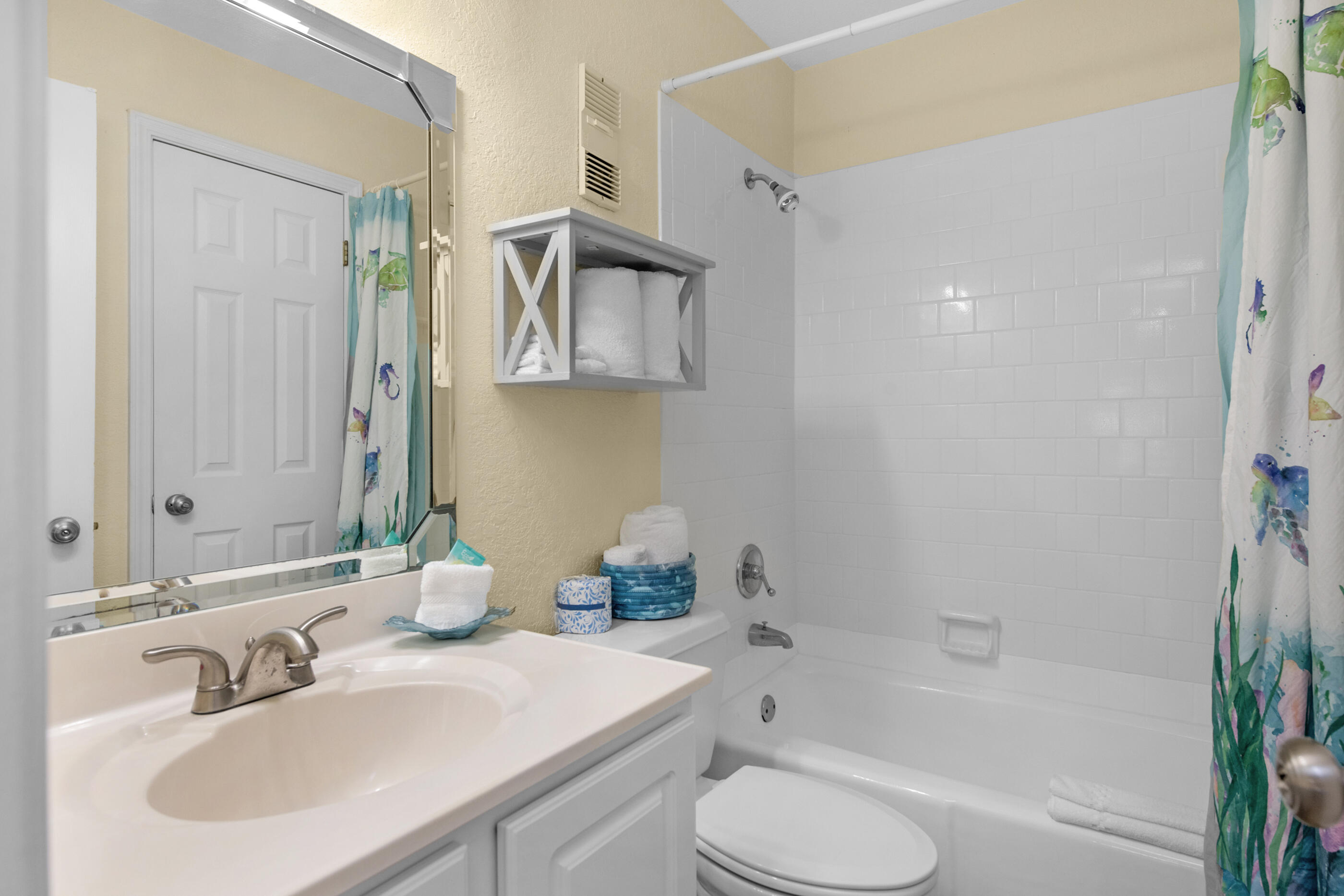 HOLIDAY SURF & RACQUET CLUB - Residential