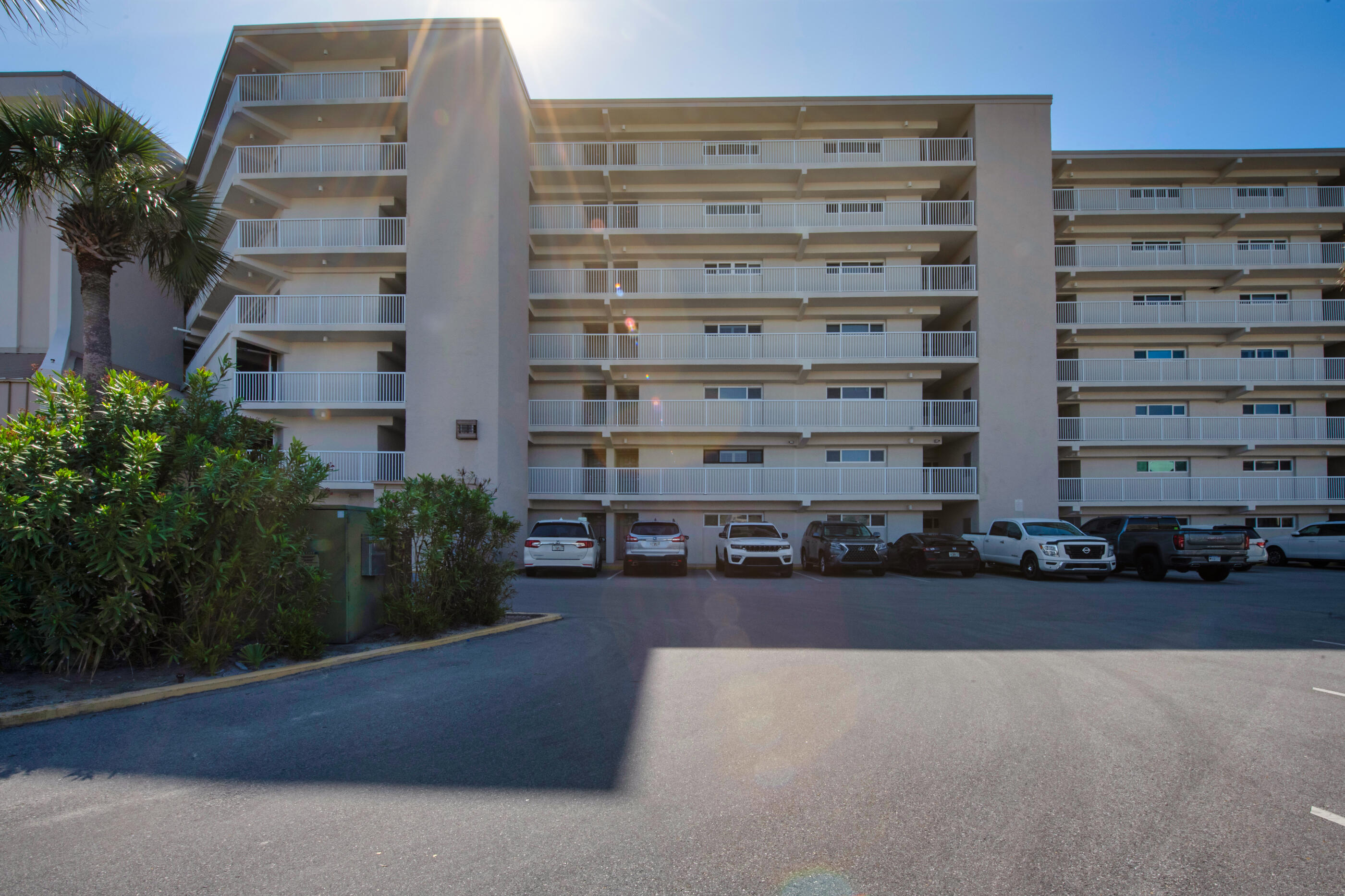 HOLIDAY SURF & RACQUET CLUB - Residential