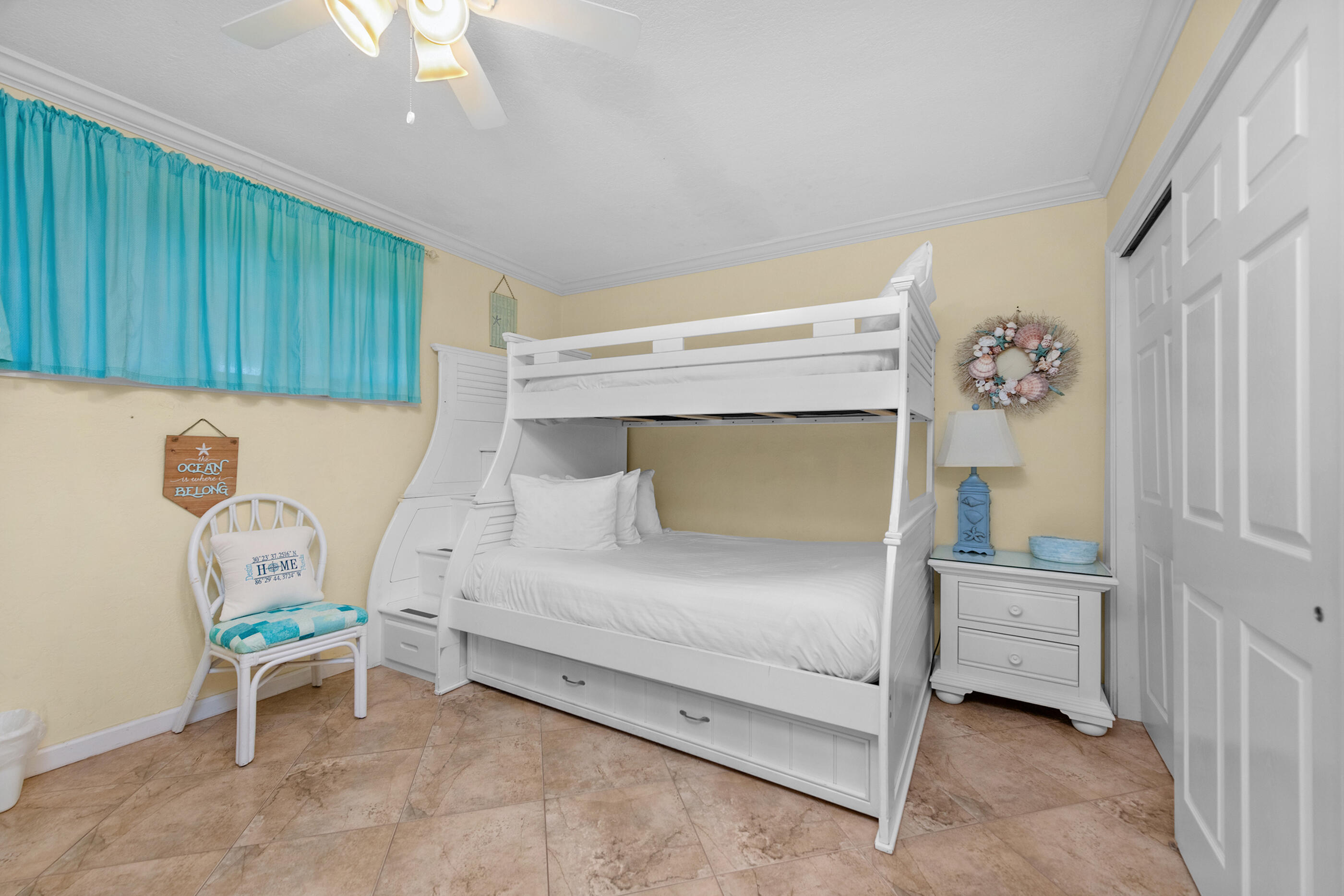HOLIDAY SURF & RACQUET CLUB - Residential
