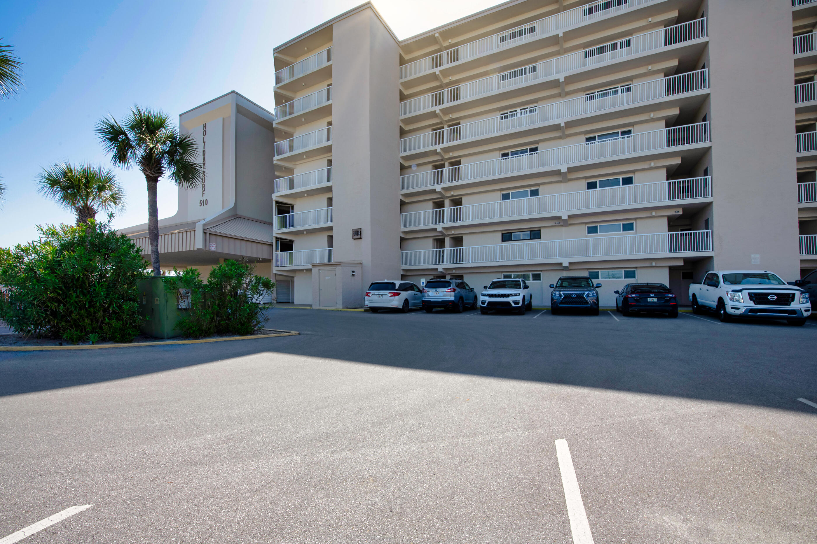 HOLIDAY SURF & RACQUET CLUB - Residential