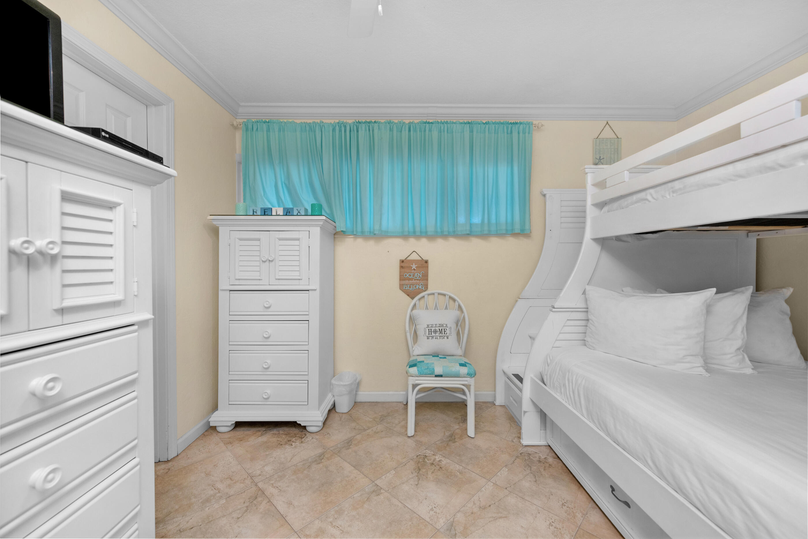 HOLIDAY SURF & RACQUET CLUB - Residential