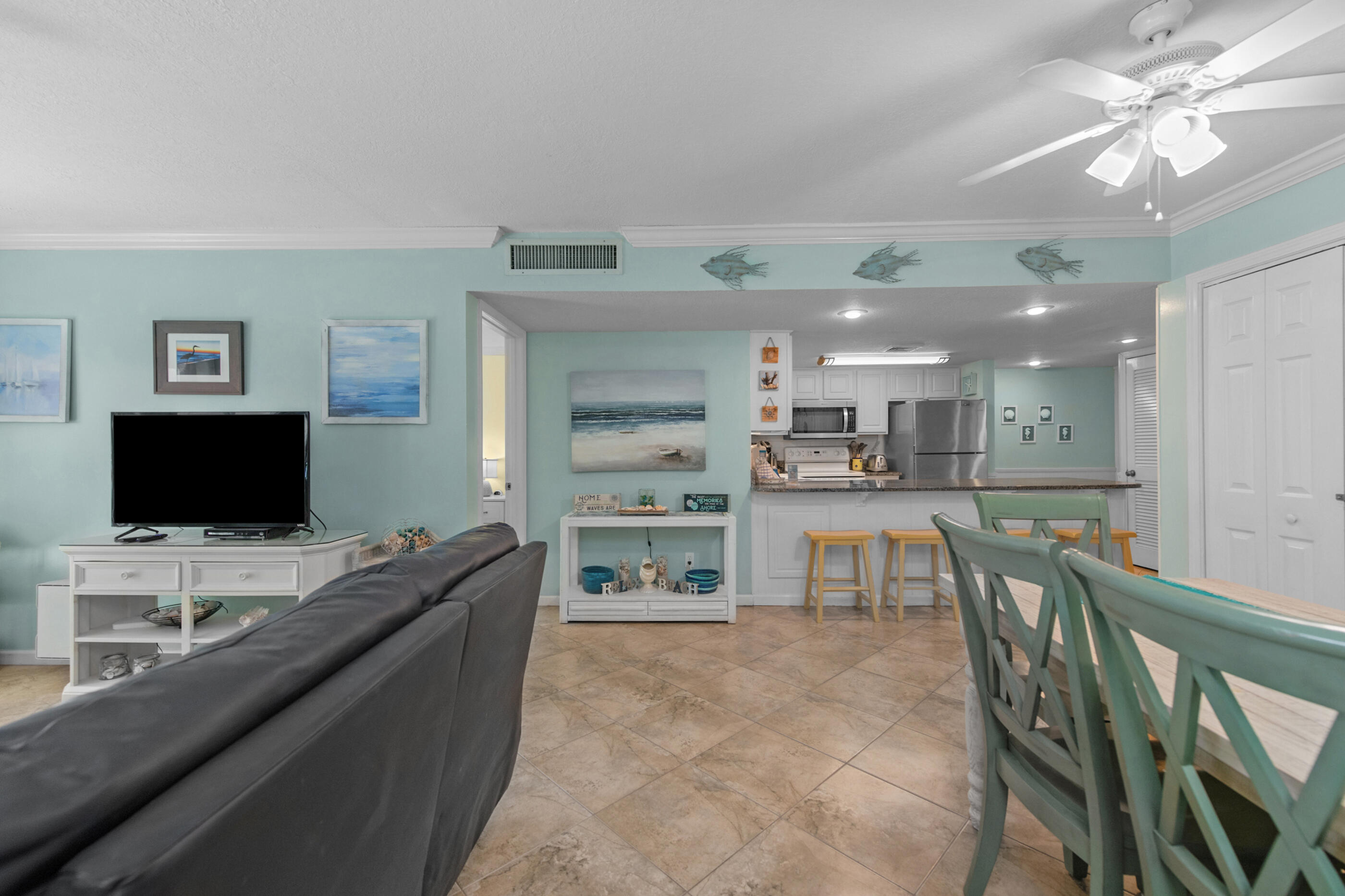HOLIDAY SURF & RACQUET CLUB - Residential