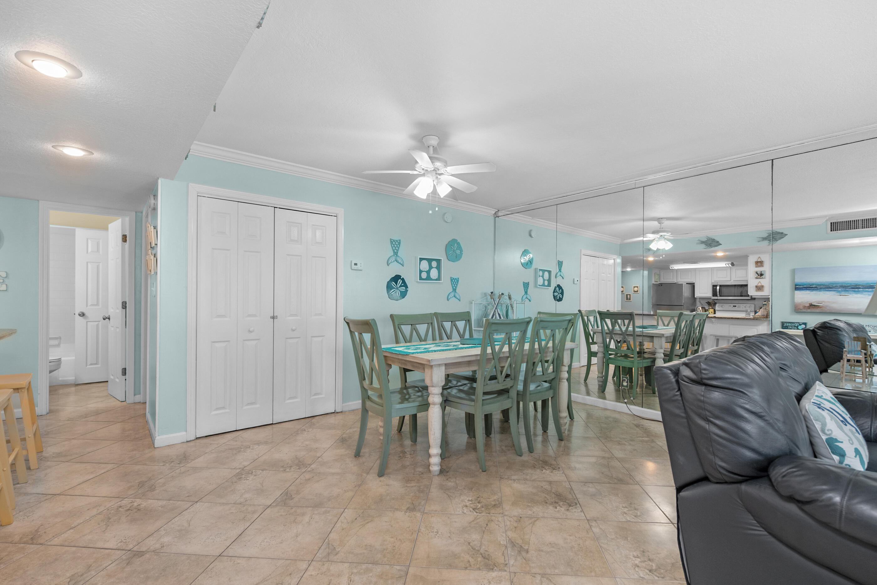 HOLIDAY SURF & RACQUET CLUB - Residential