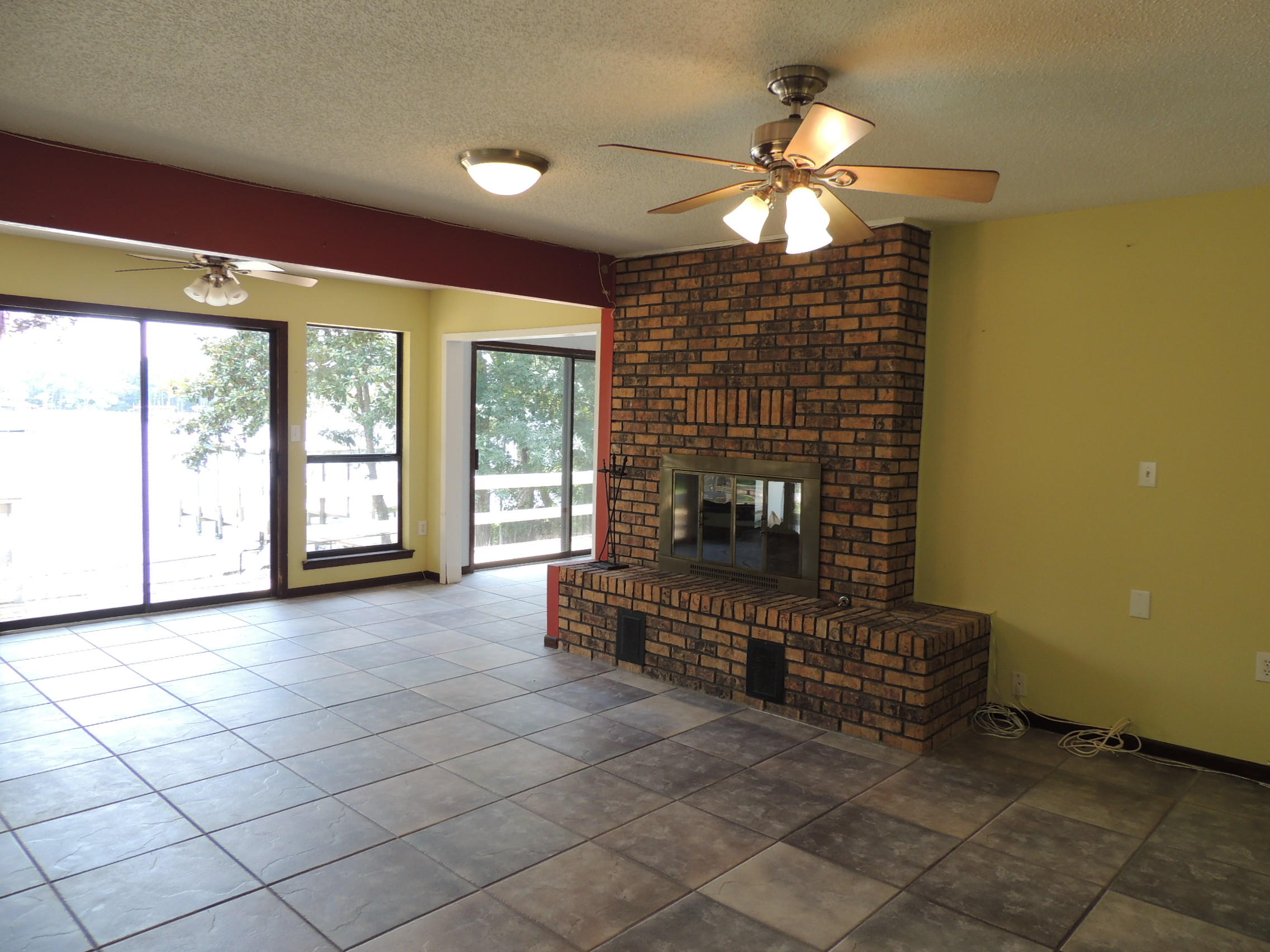 WOODLAND SHORES - Residential