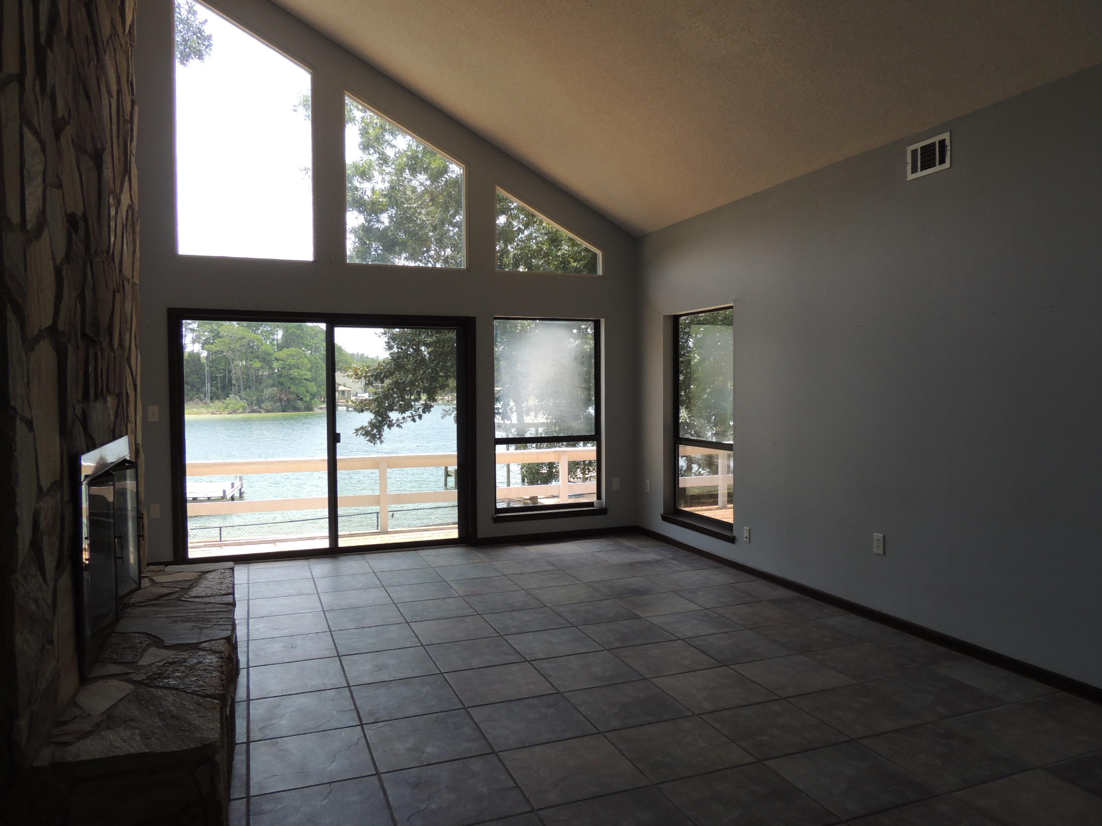 WOODLAND SHORES - Residential