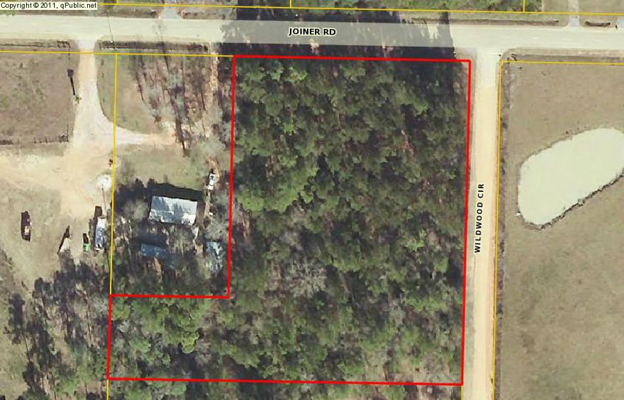 Three acres of wooded land located just outside of Chipley in the Orange Hill area. Land corners Wildwood Circle and Joyner Road, great spot for your new home or new mobile home.