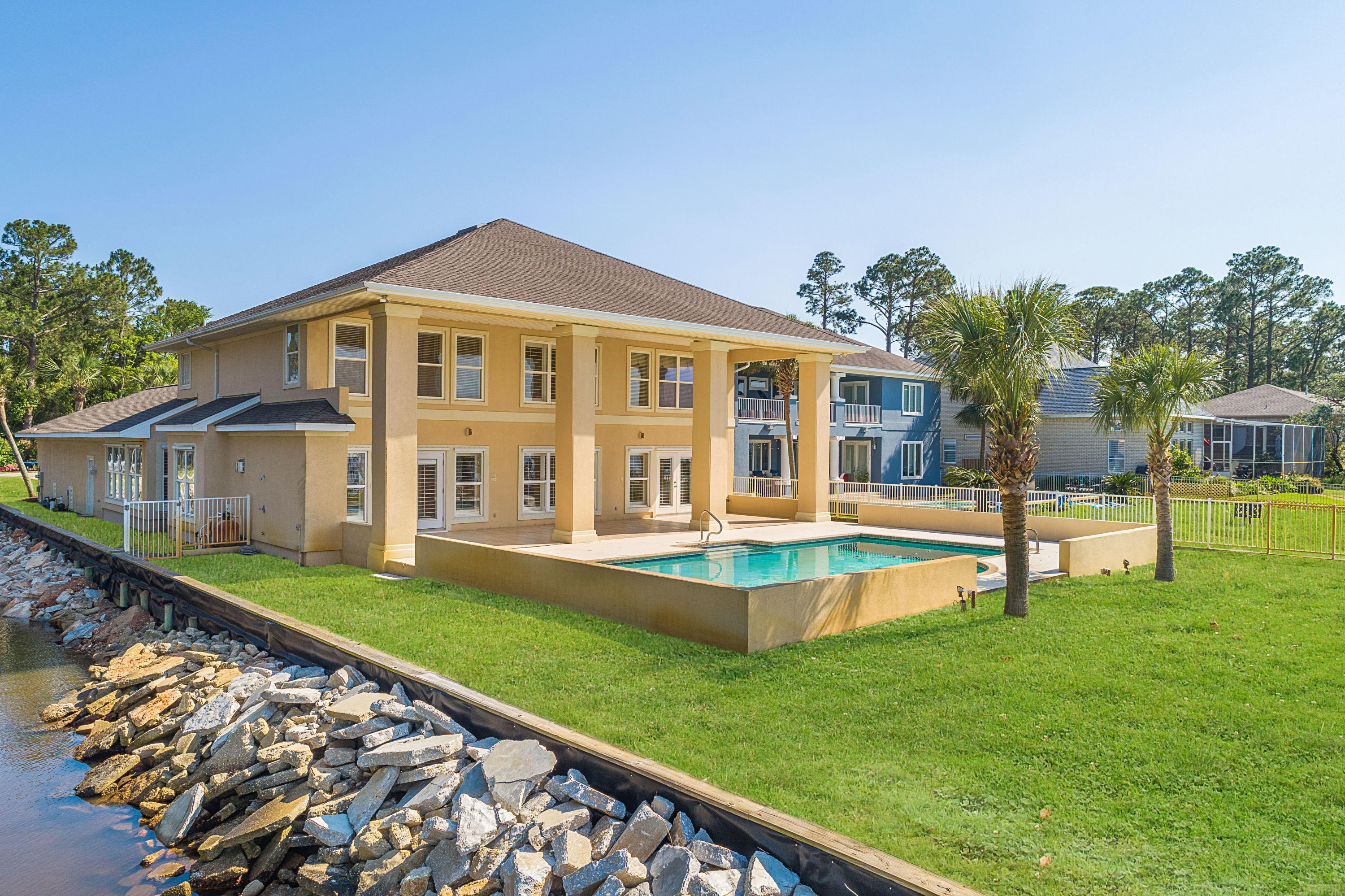 WHISPER BAY - Residential