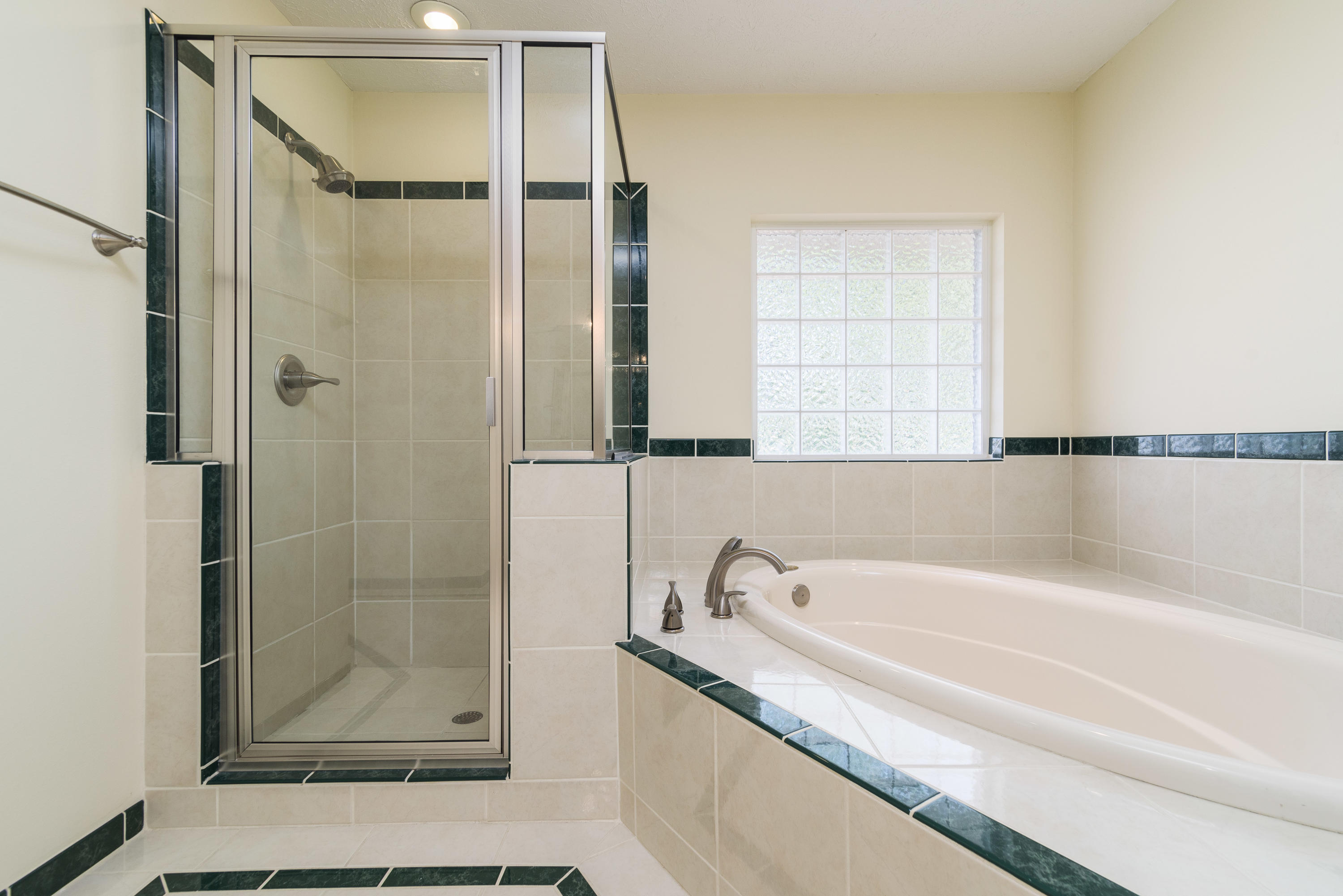 WHISPER BAY - Residential