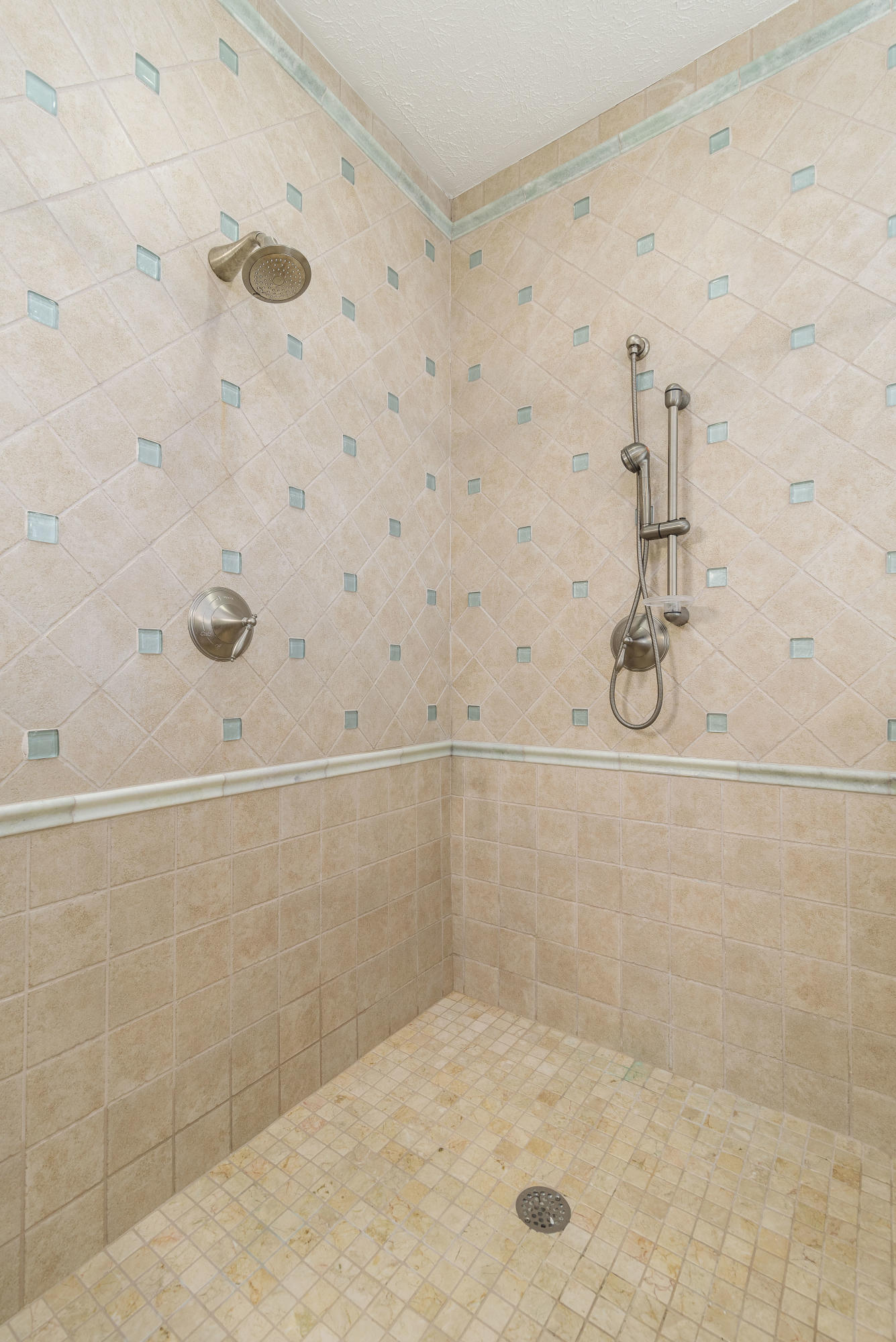 WHISPER BAY - Residential