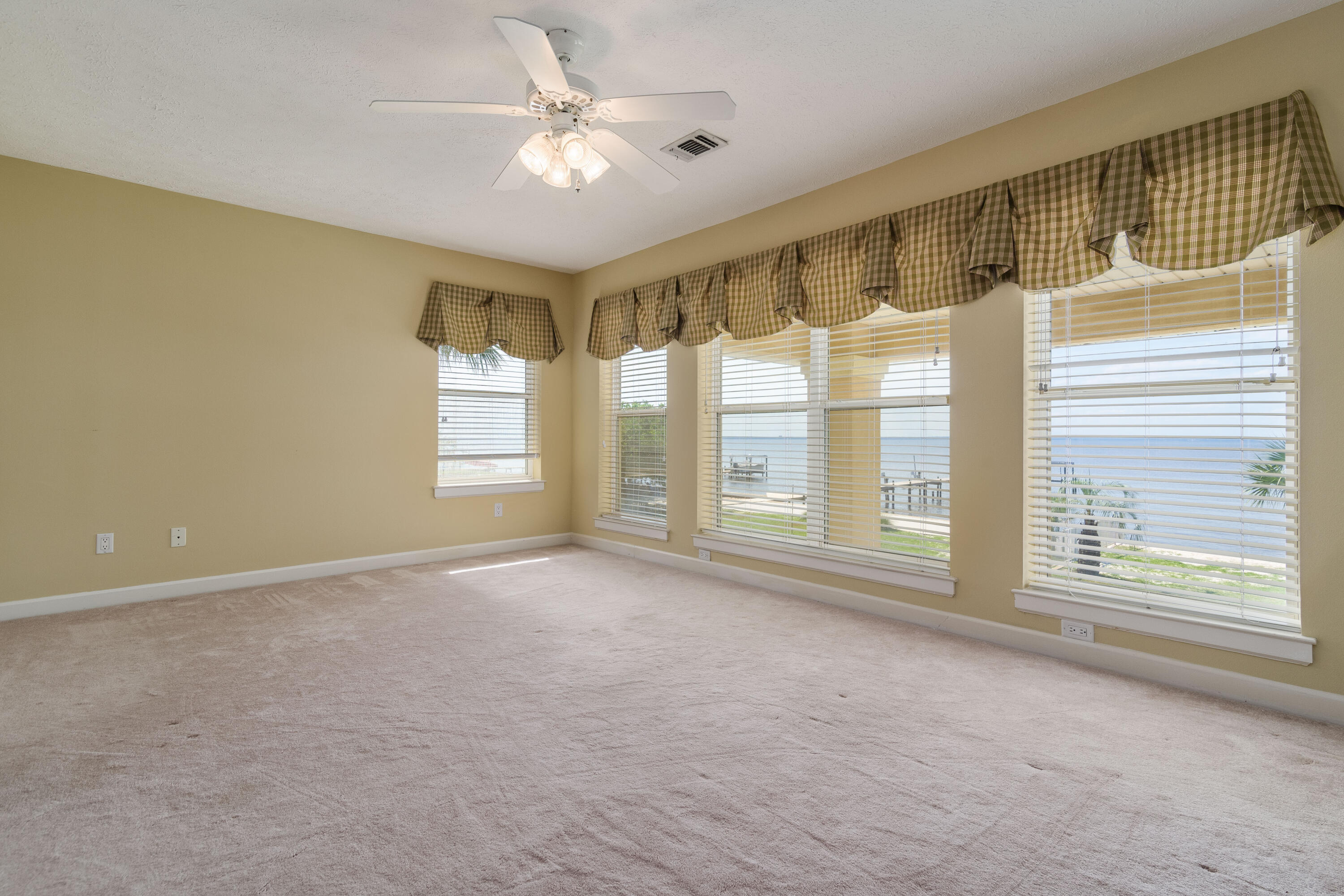 WHISPER BAY - Residential